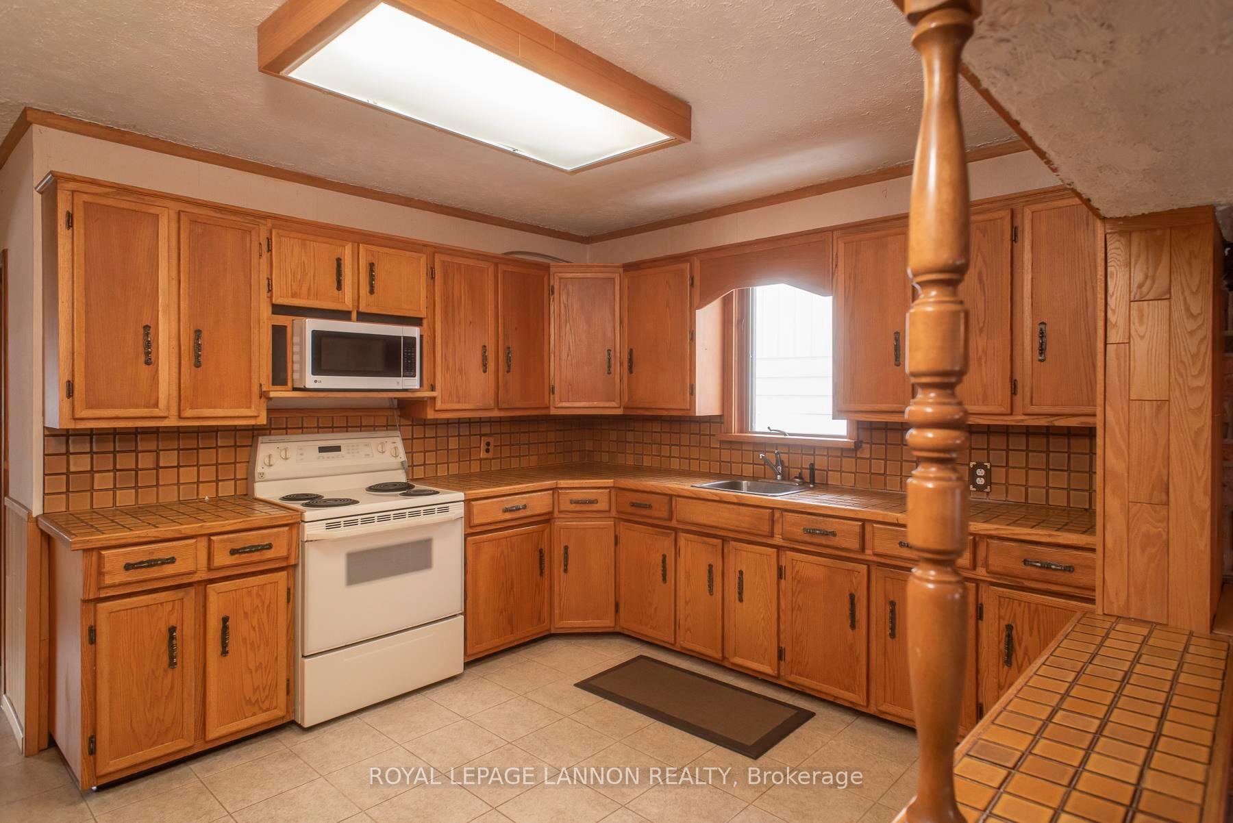 Photo 8 of 460 leslie Avenue, Thunder Bay, Current River — HOMEH