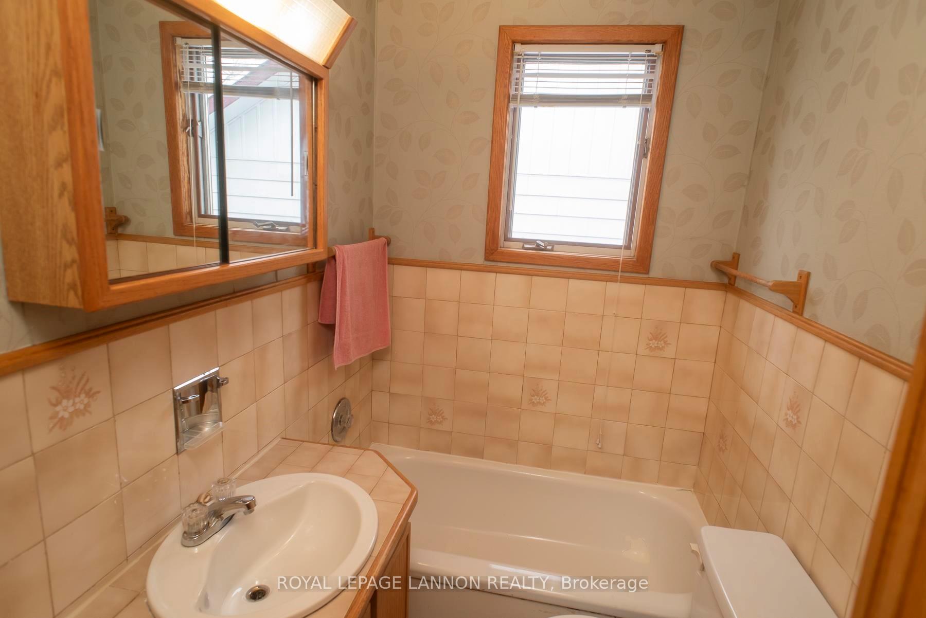 Photo 13 of 460 leslie Avenue, Thunder Bay, Current River — HOMEH