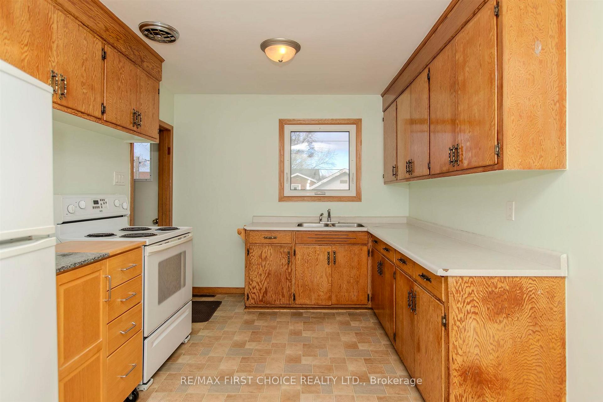 Photo 7 of 2615 Donald Street E, Thunder Bay, Edgewater Park — HOMEH