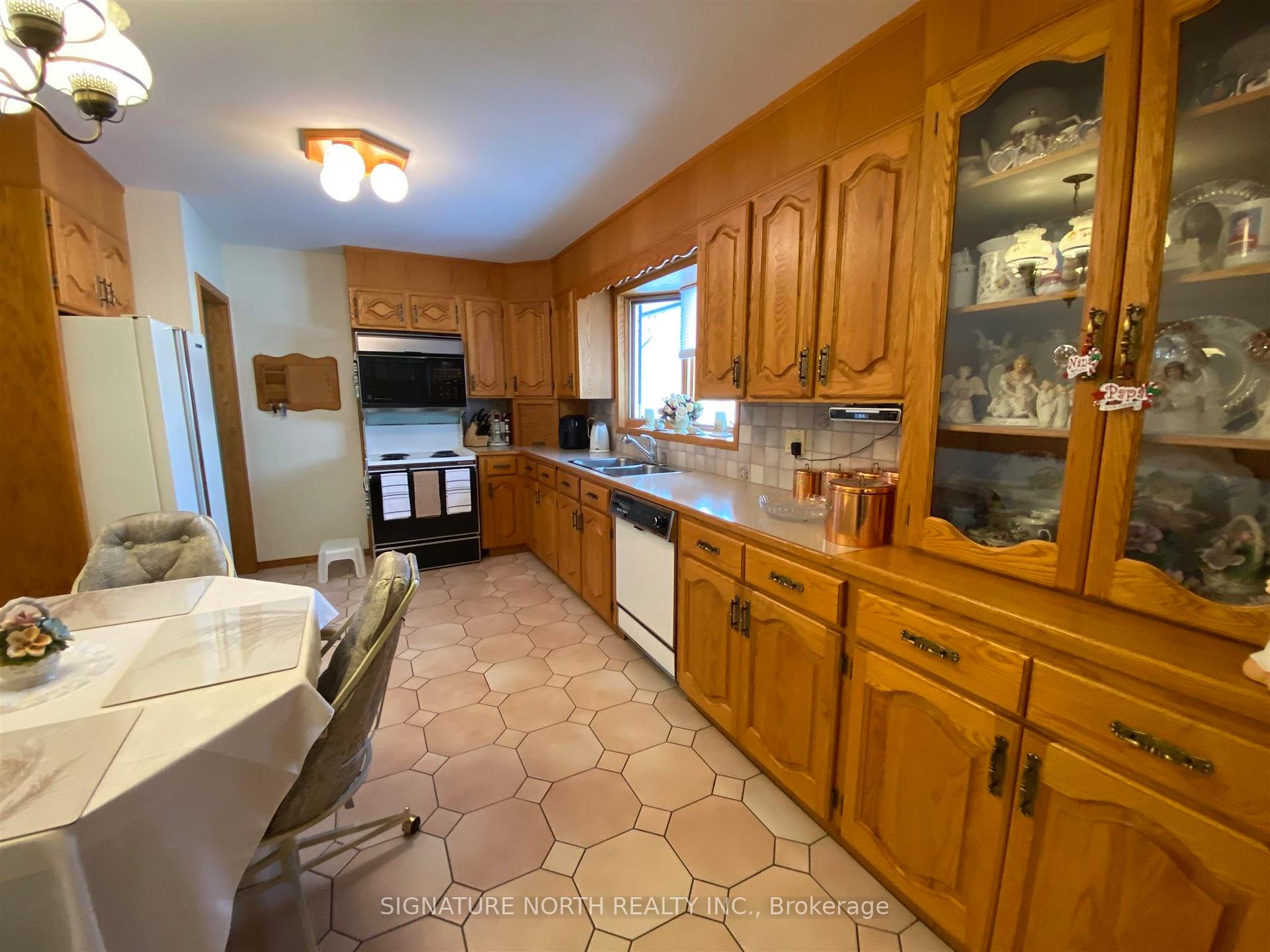 Photo 4 of 414 Amethyst Crescent, Thunder Bay, Northwood Park — HOMEH