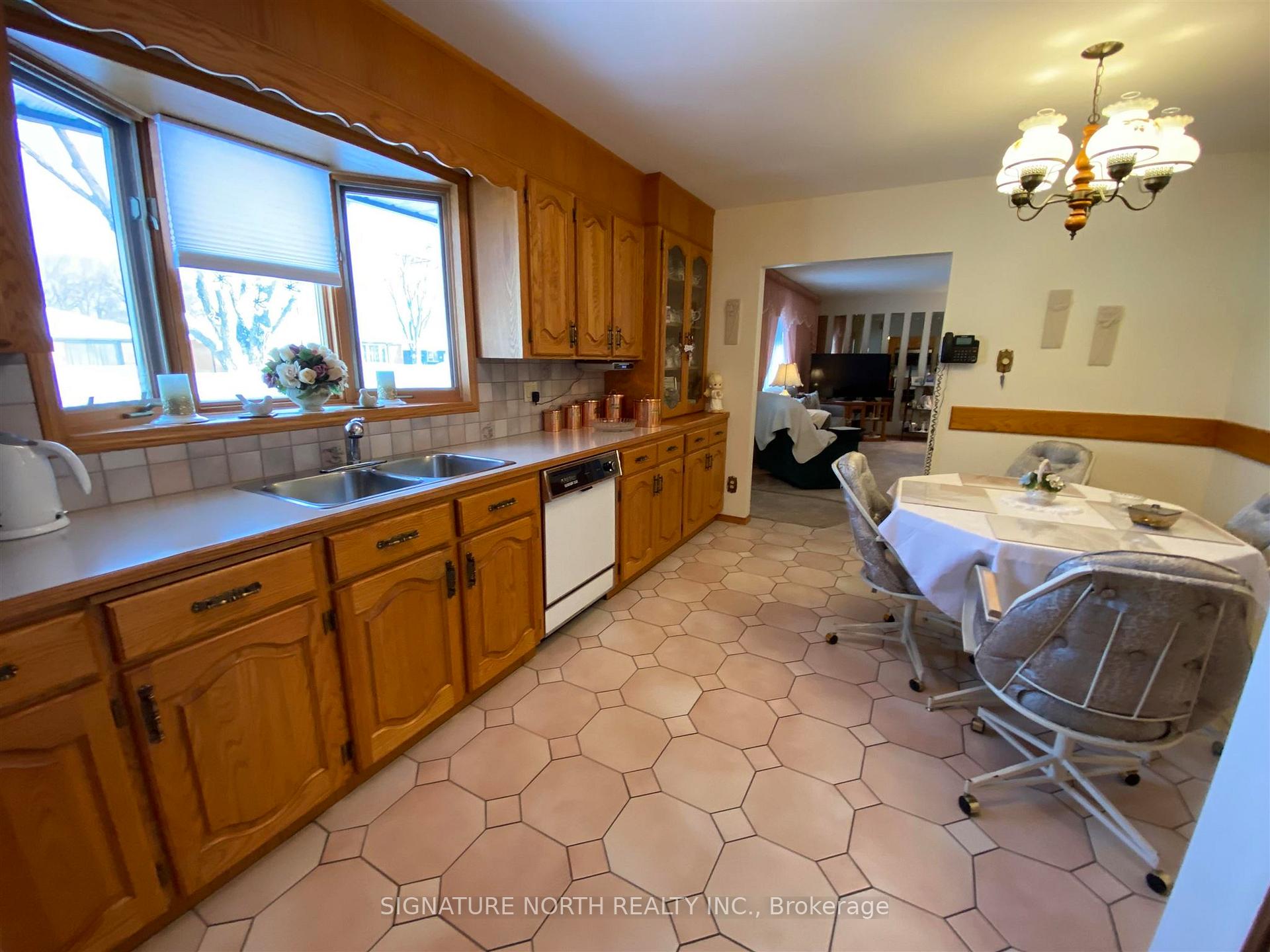 Photo 5 of 414 Amethyst Crescent, Thunder Bay, Northwood Park — HOMEH