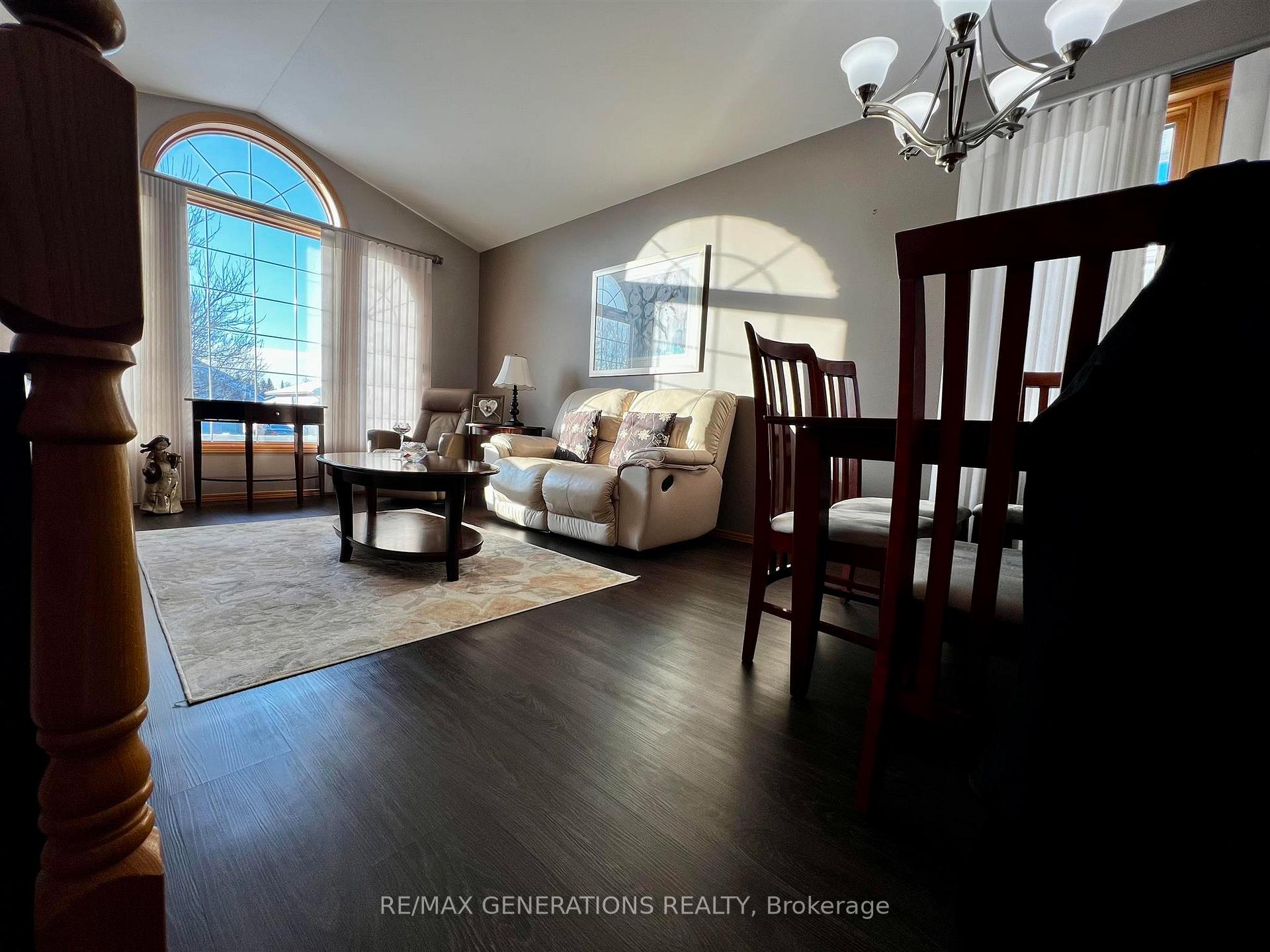 Photo 2 of 719 Porcupine Boulevard, Thunder Bay, Parkdale — HOMEH