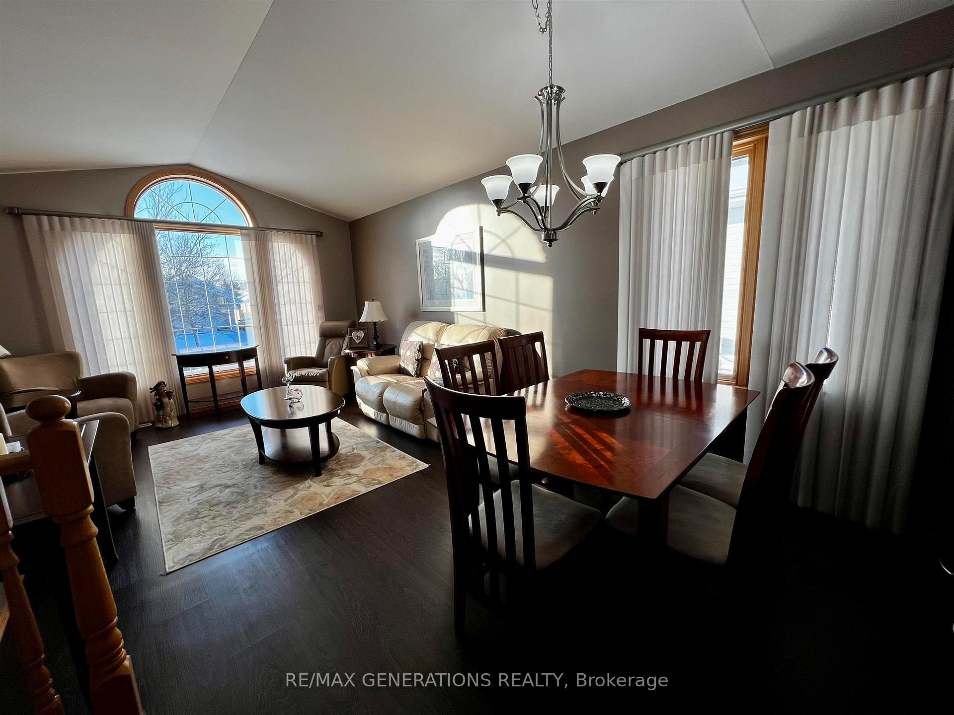 Photo 3 of 719 Porcupine Boulevard, Thunder Bay, Parkdale — HOMEH