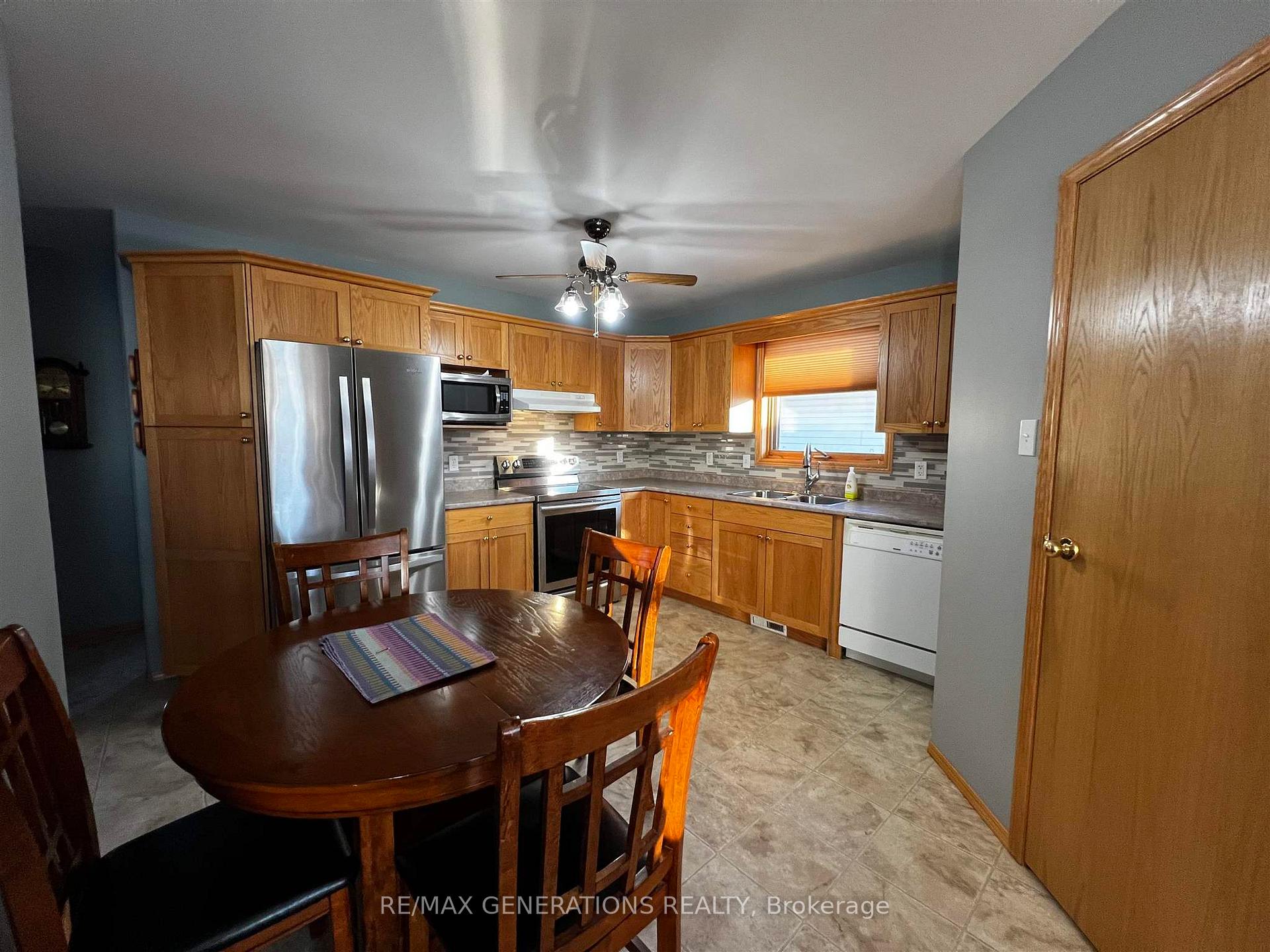 Photo 6 of 719 Porcupine Boulevard, Thunder Bay, Parkdale — HOMEH
