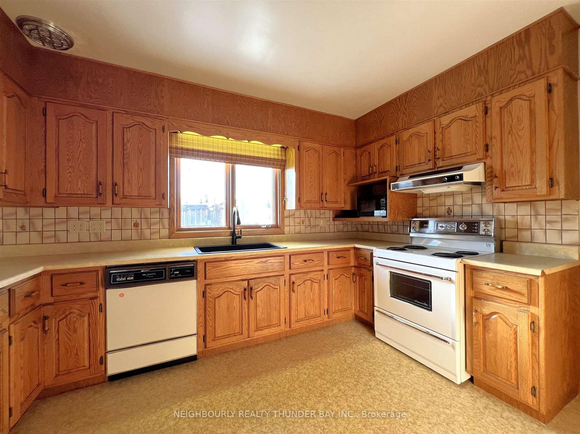 Photo 9 of 216 Caroline Street, Thunder Bay, Green Acres — HOMEH