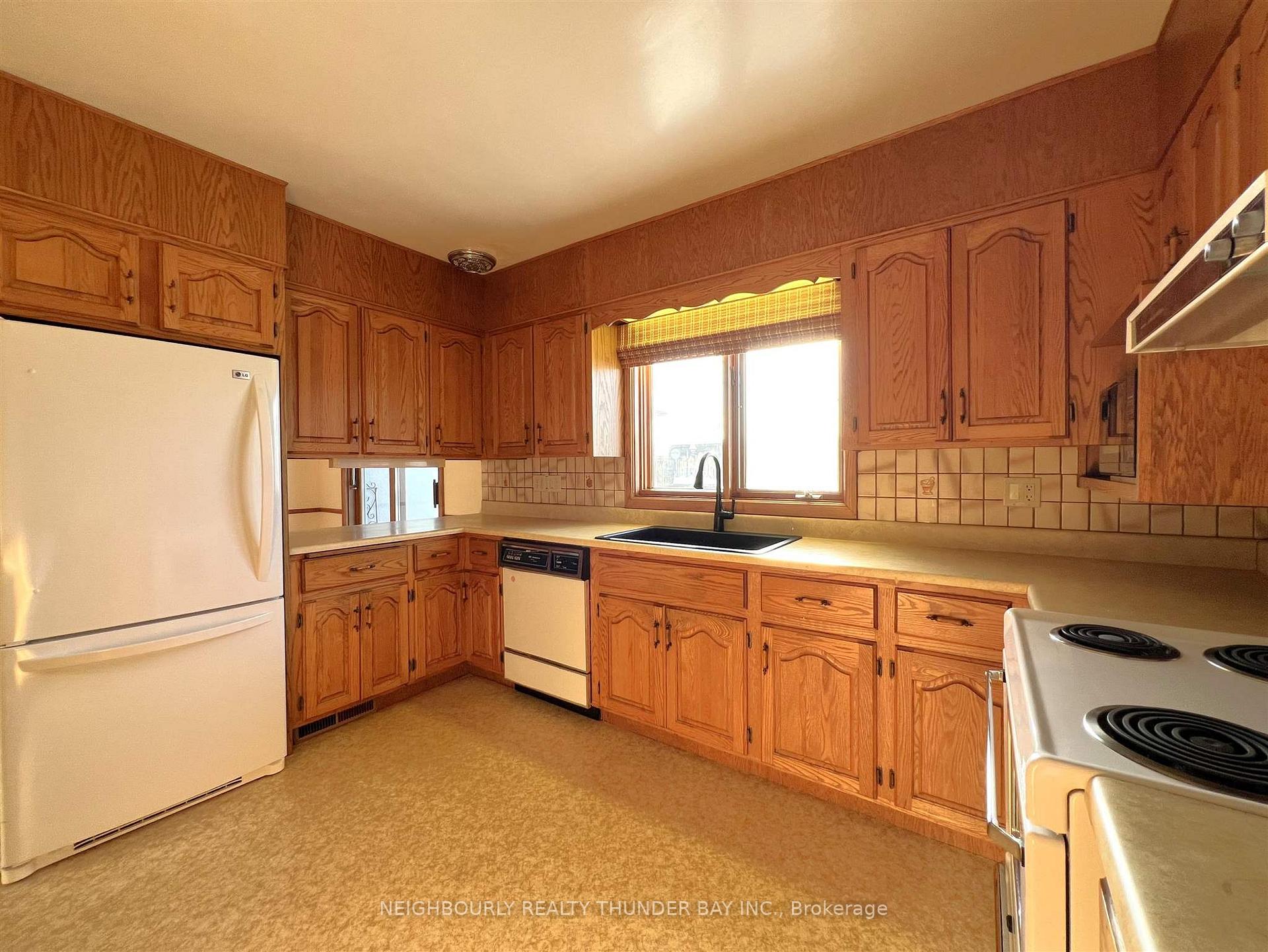 Photo 10 of 216 Caroline Street, Thunder Bay, Green Acres — HOMEH