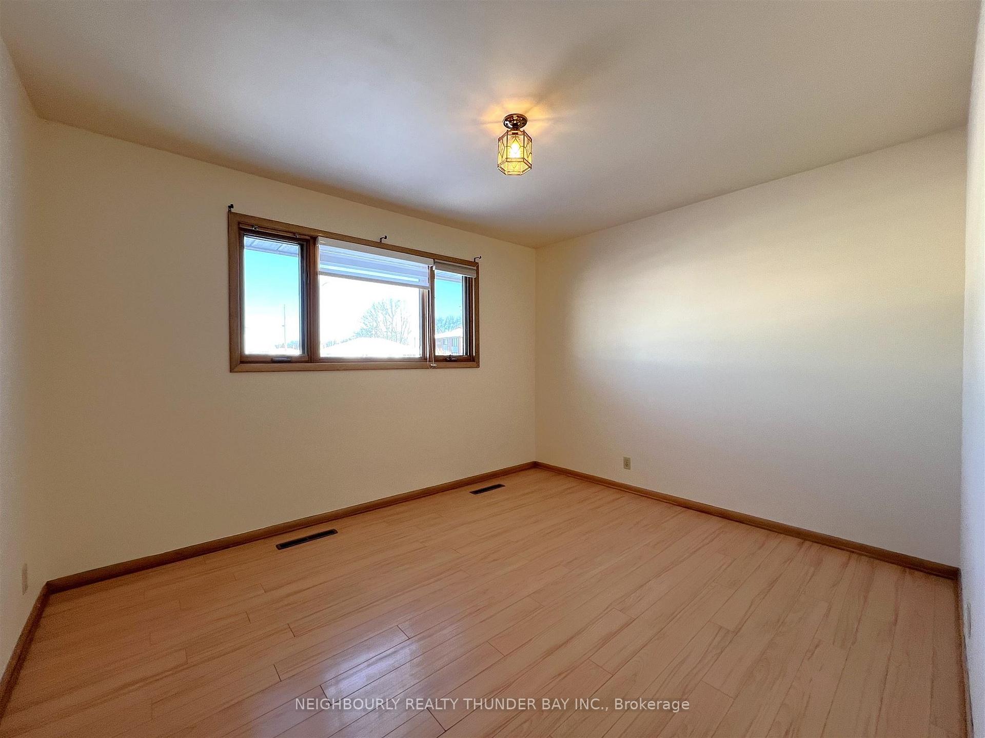Photo 13 of 216 Caroline Street, Thunder Bay, Green Acres — HOMEH