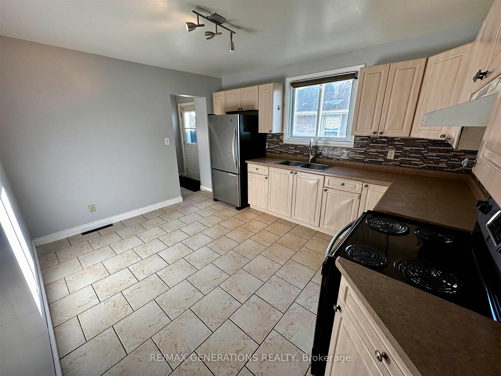 Photo 4 of 1312 Euclid Avenue, Thunder Bay, Westfort — HOMEH