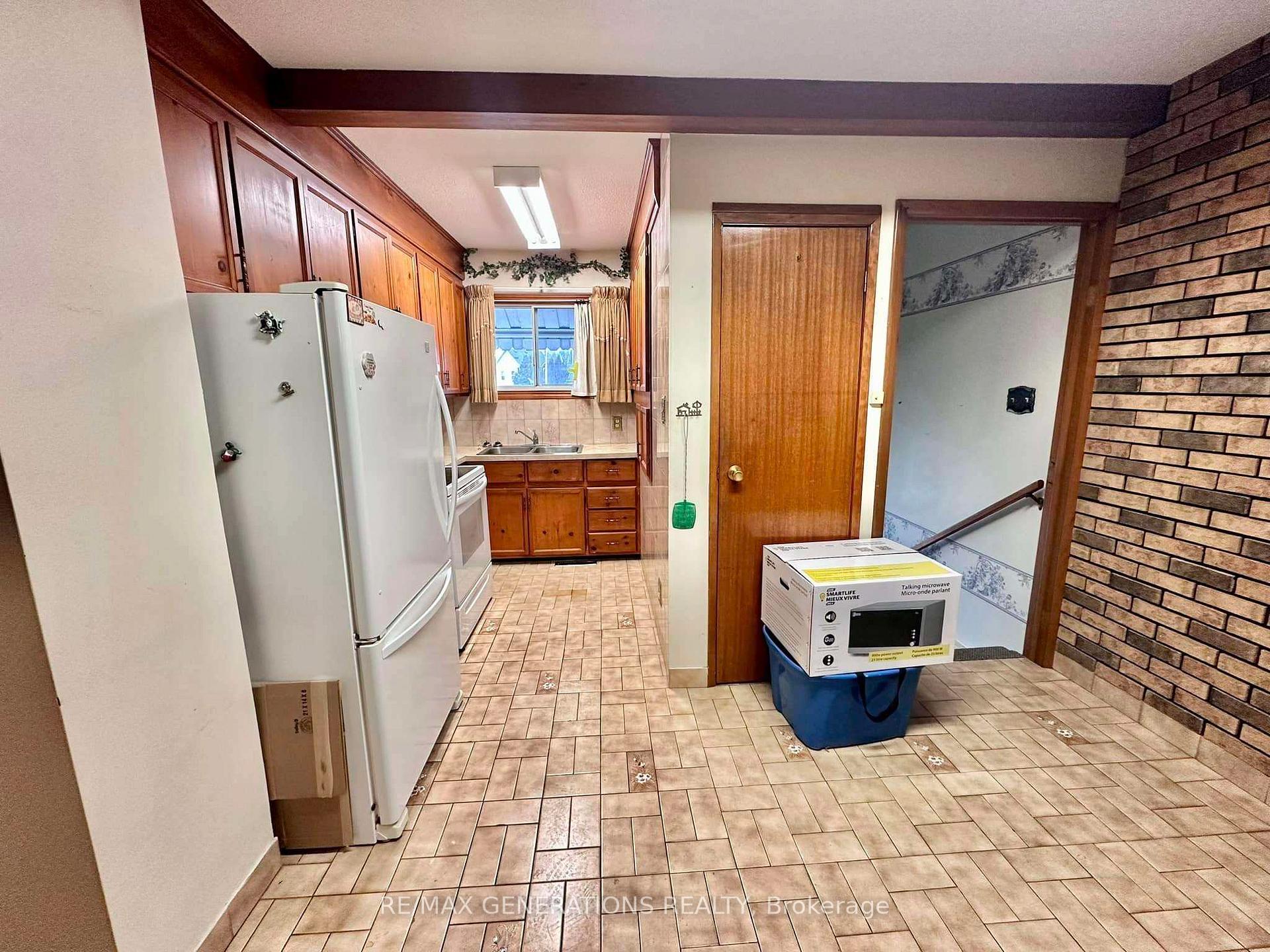 Photo 10 of 936 Simpson Street, Thunder Bay, East End — HOMEH
