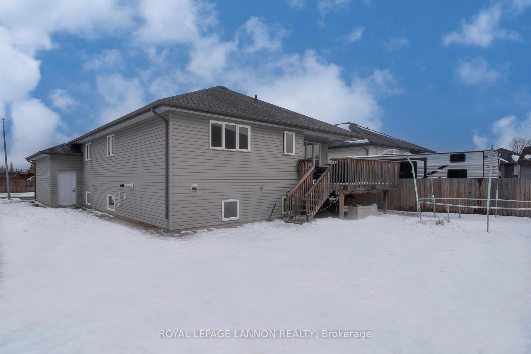 Photo 3 of 109 Bobcat Ave, Thunder Bay, Parkdale — HOMEH