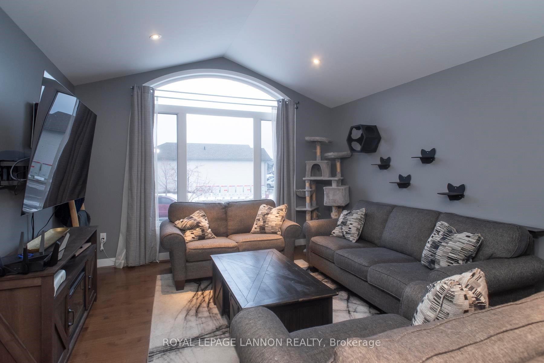 Photo 5 of 109 Bobcat Ave, Thunder Bay, Parkdale — HOMEH