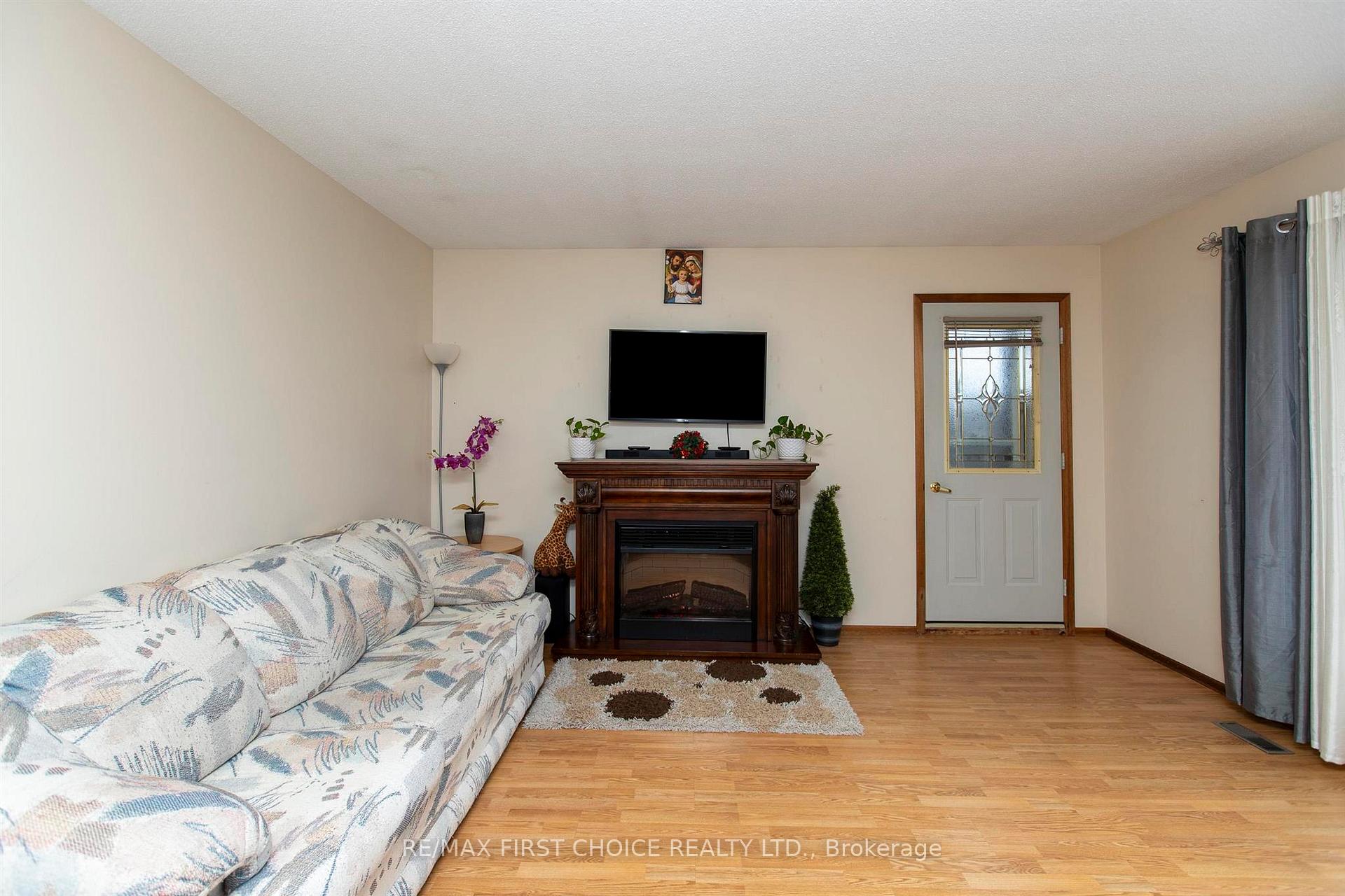 Photo 5 of 302 Glasgow Place, Thunder Bay, County Park — HOMEH