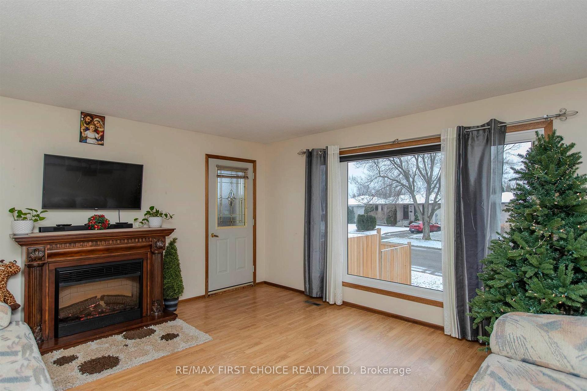 Photo 6 of 302 Glasgow Place, Thunder Bay, County Park — HOMEH
