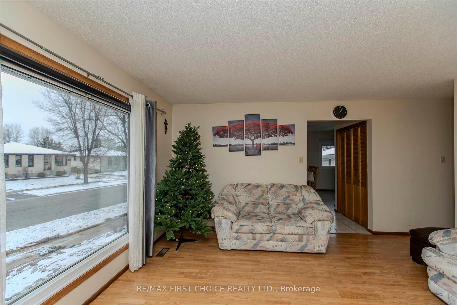 Photo 7 of 302 Glasgow Place, Thunder Bay, County Park — HOMEH