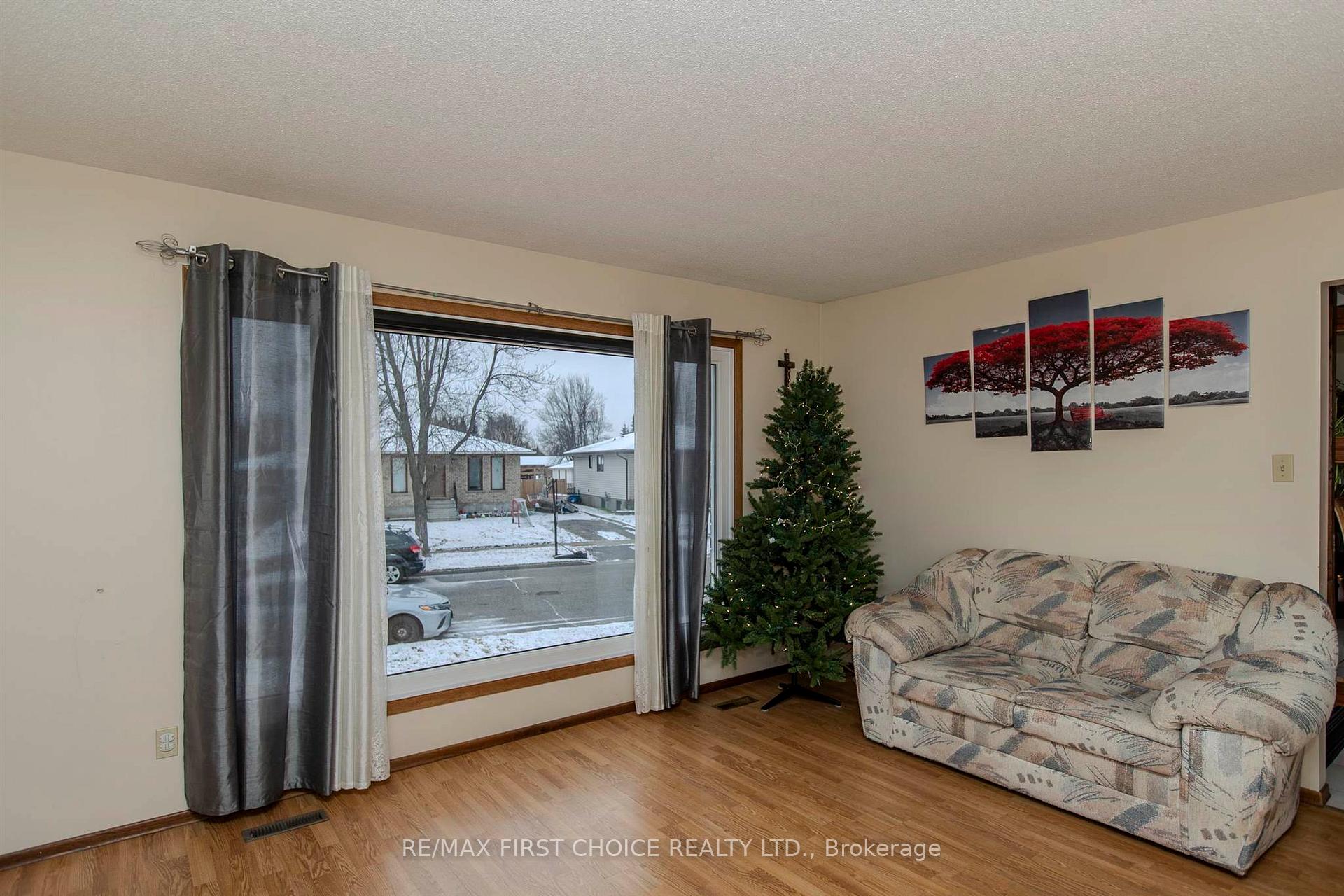 Photo 8 of 302 Glasgow Place, Thunder Bay, County Park — HOMEH