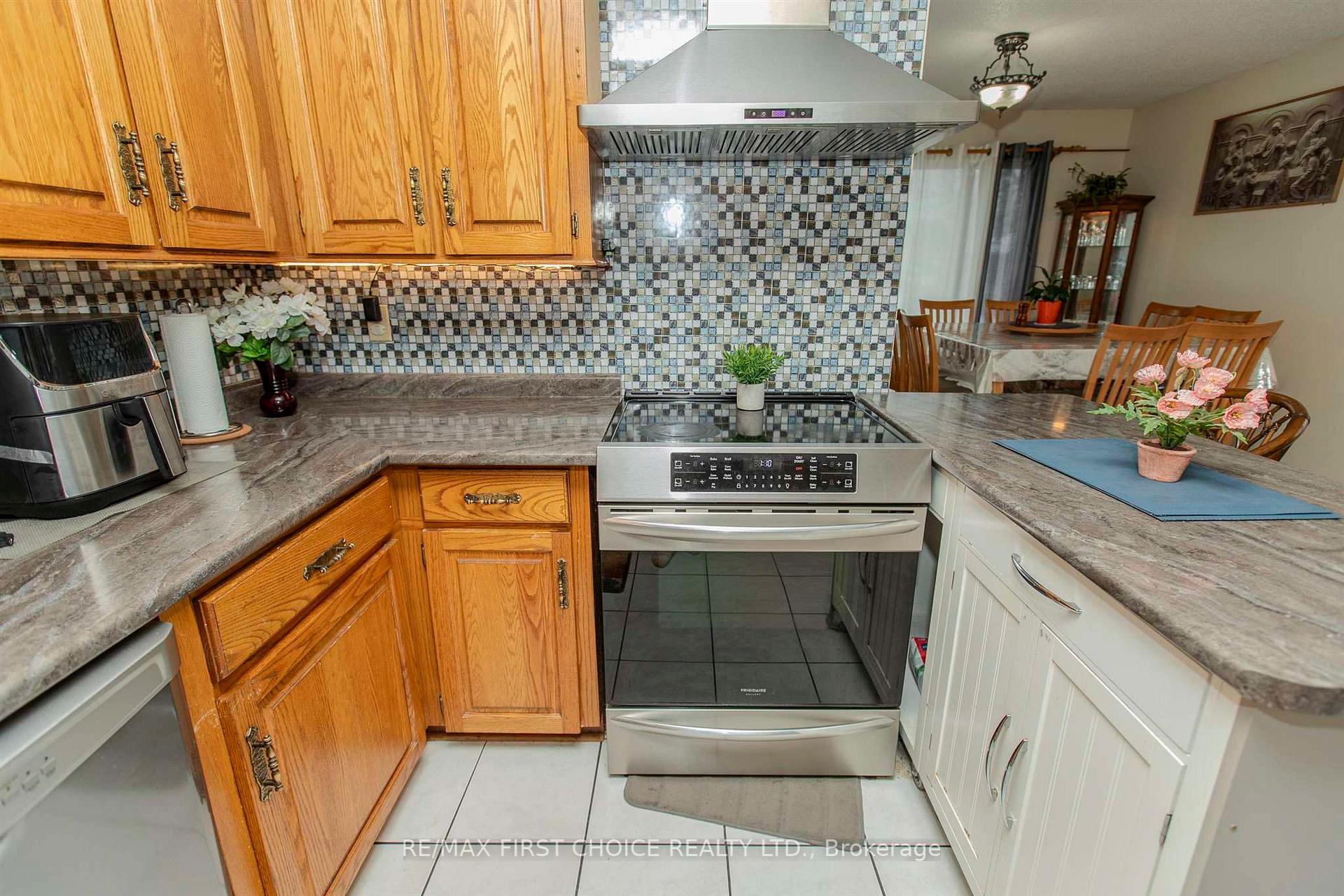Photo 10 of 302 Glasgow Place, Thunder Bay, County Park — HOMEH