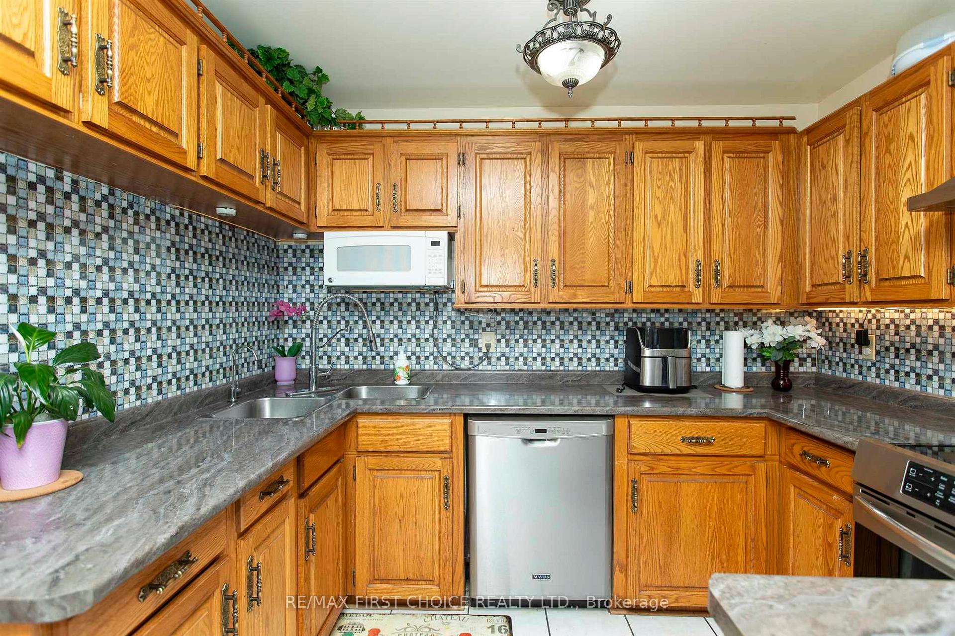 Photo 11 of 302 Glasgow Place, Thunder Bay, County Park — HOMEH