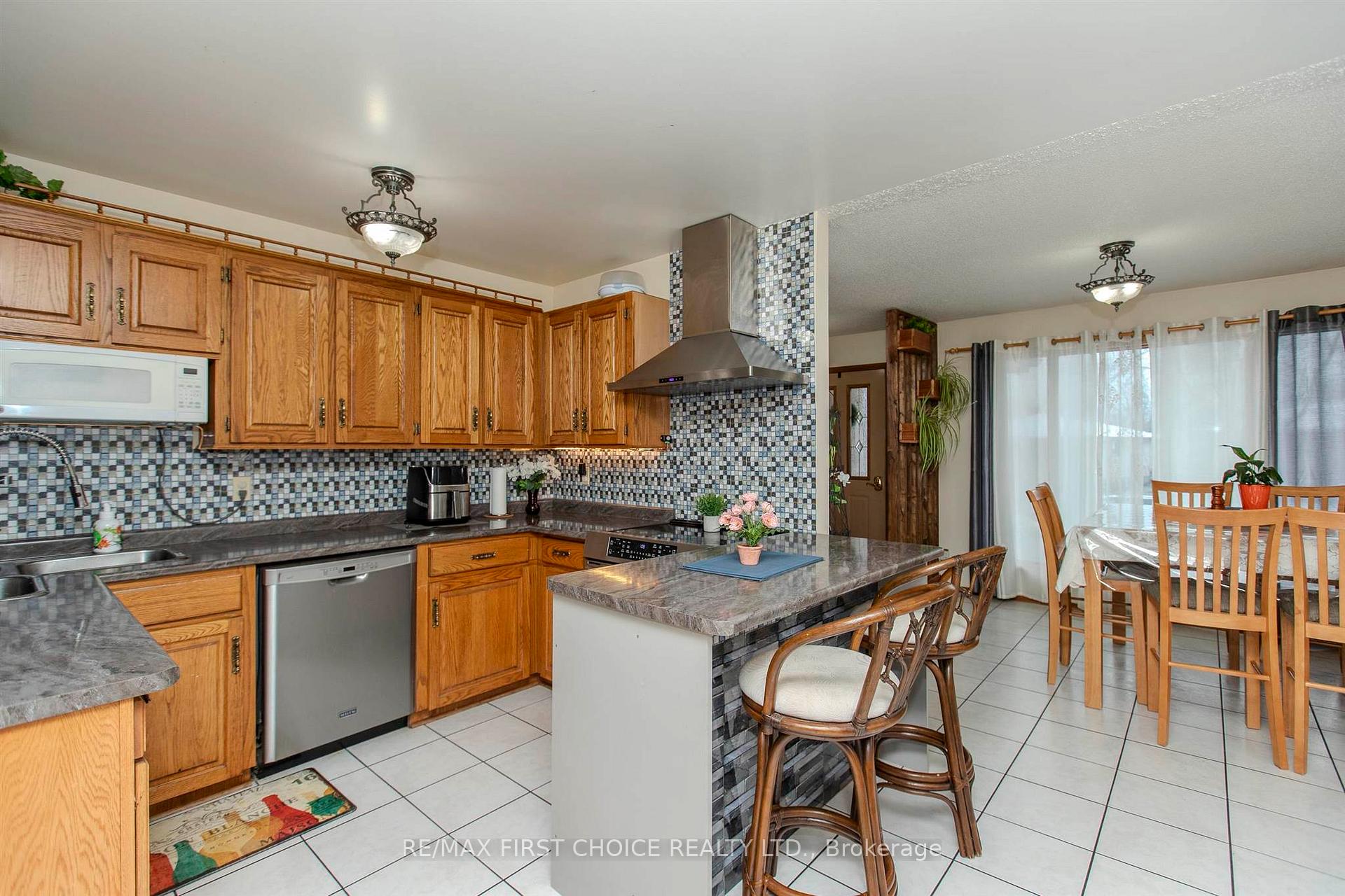 Photo 12 of 302 Glasgow Place, Thunder Bay, County Park — HOMEH