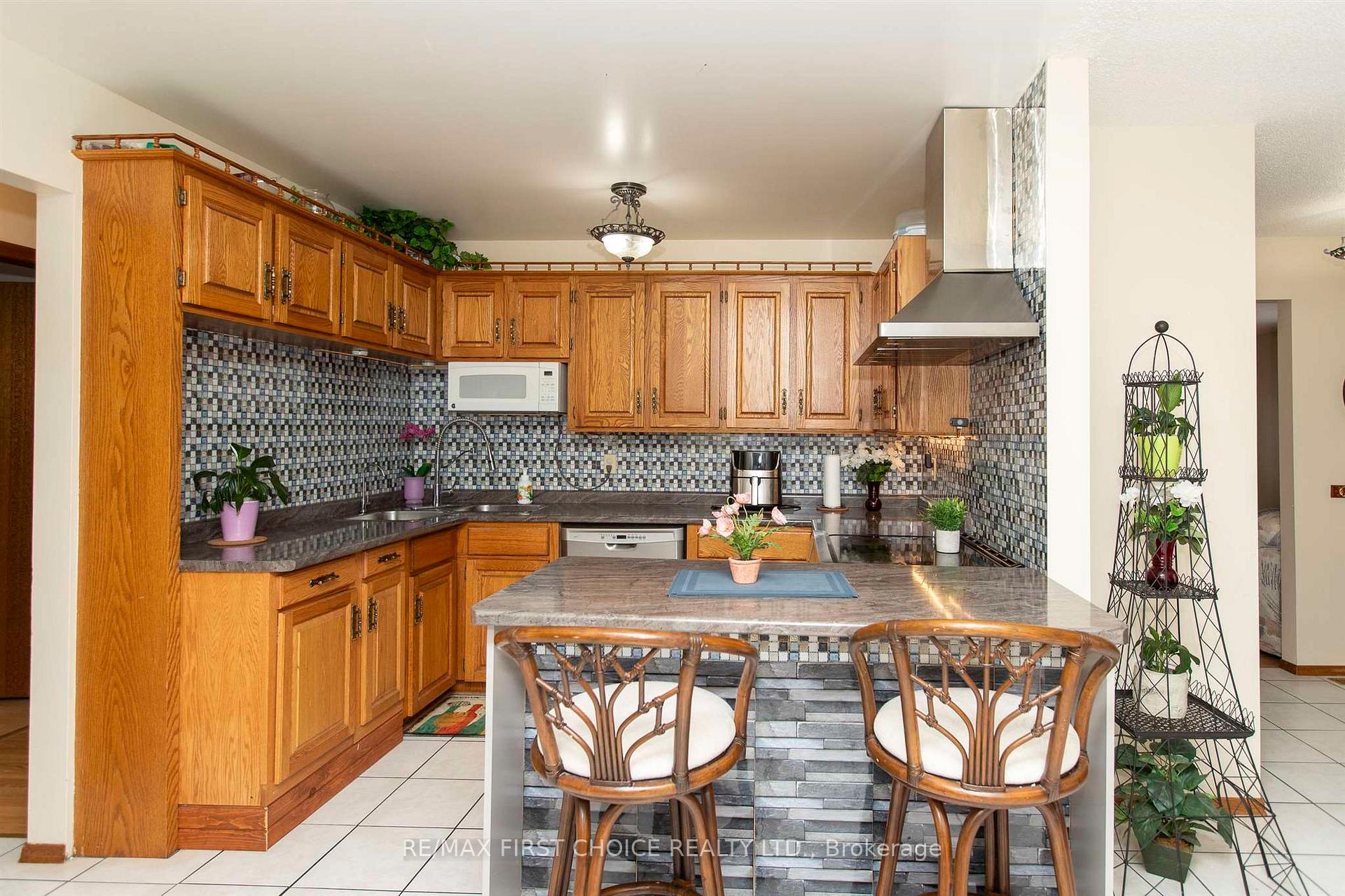 Photo 13 of 302 Glasgow Place, Thunder Bay, County Park — HOMEH