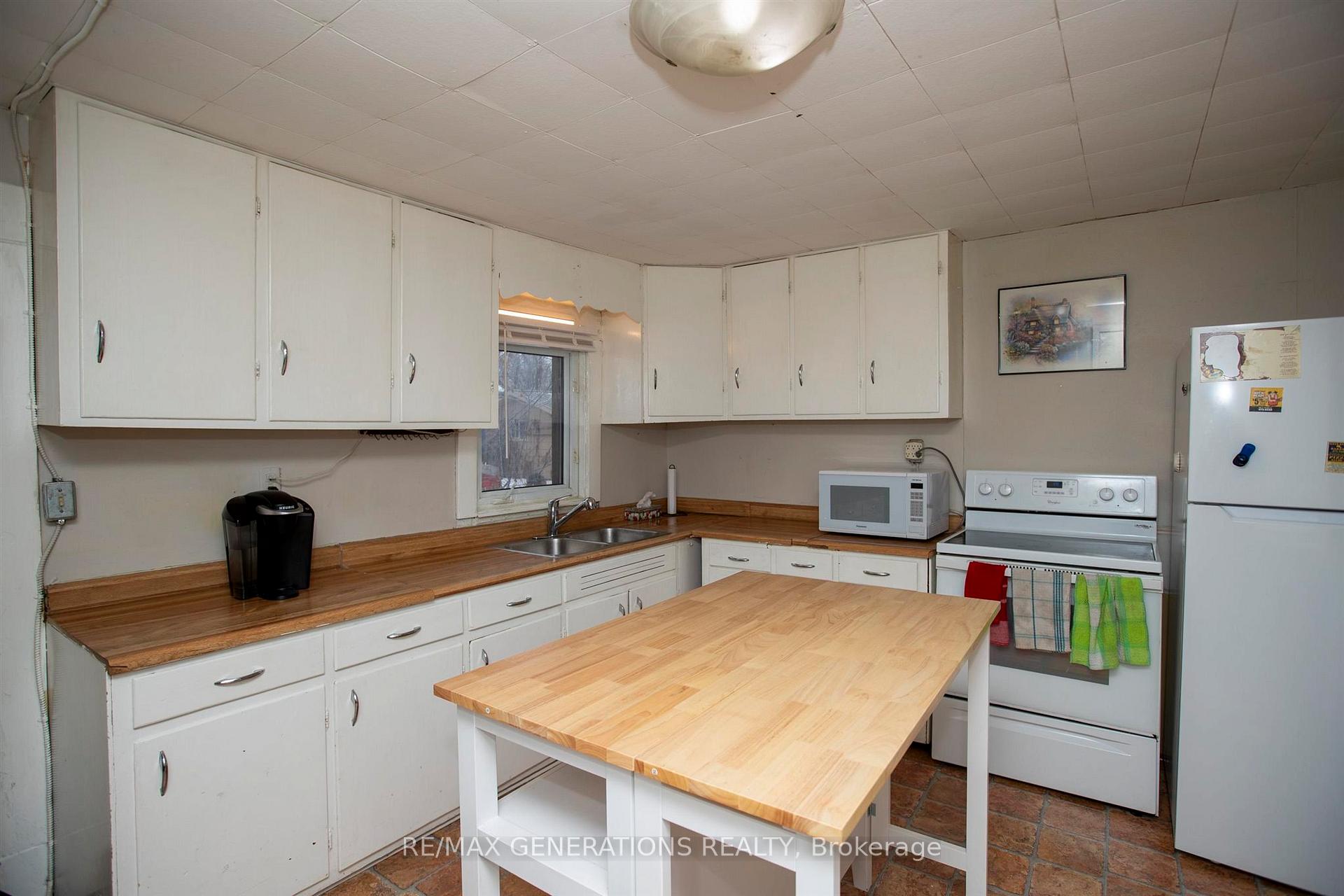 Photo 9 of 406 Syndicate Avenue N, Thunder Bay, McKeller Park — HOMEH