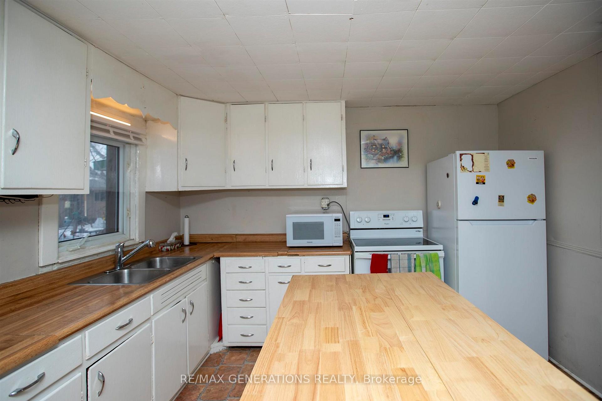 Photo 10 of 406 Syndicate Avenue N, Thunder Bay, McKeller Park — HOMEH