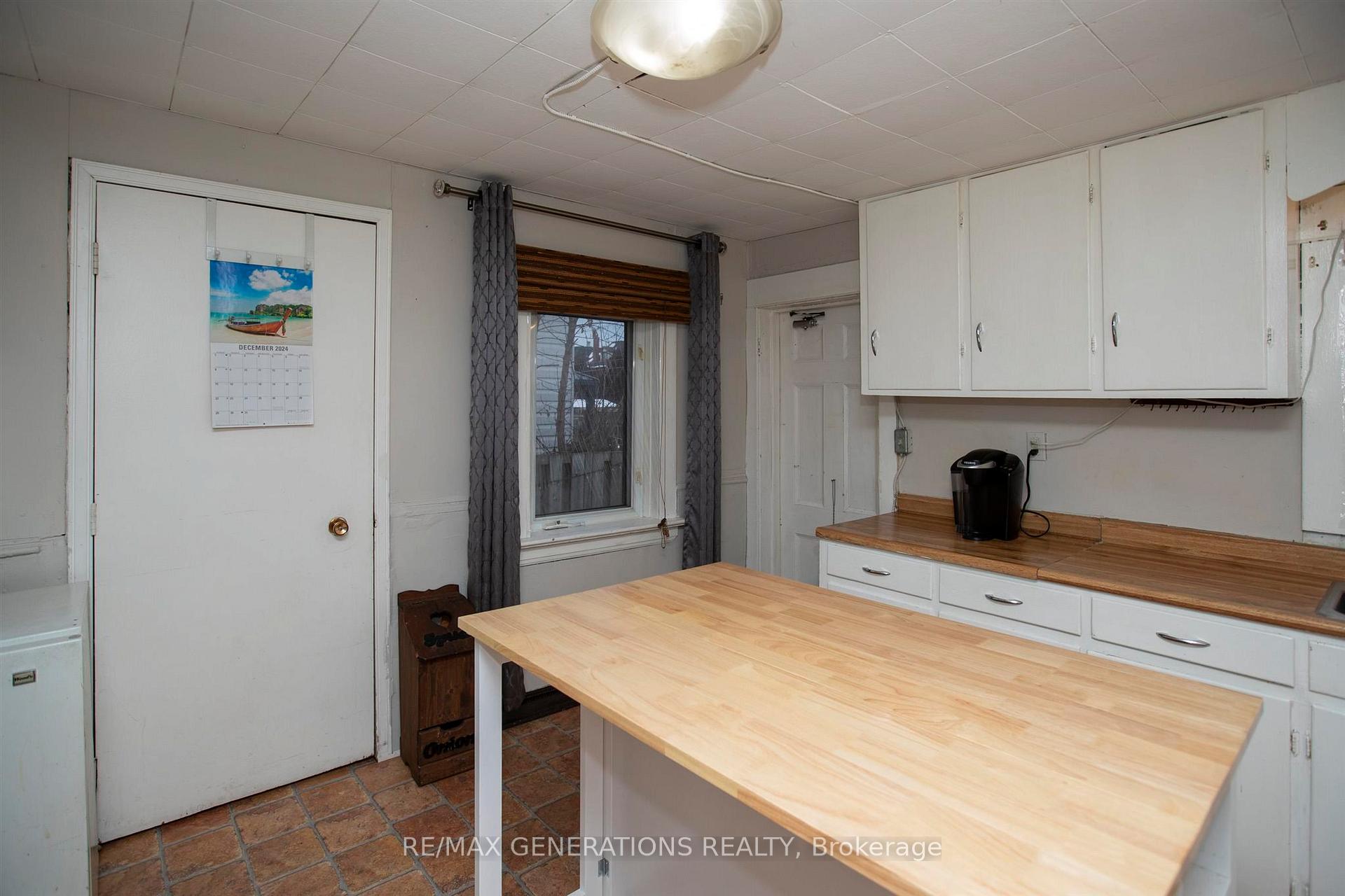 Photo 12 of 406 Syndicate Avenue N, Thunder Bay, McKeller Park — HOMEH