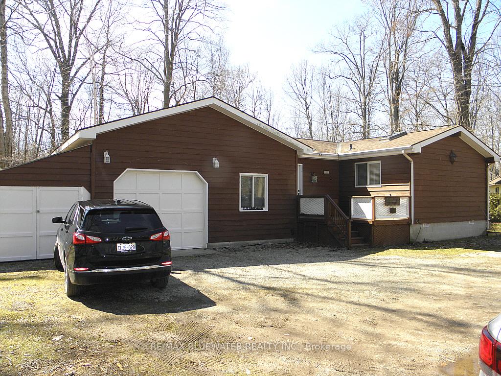 Photo 4 of 9898 Phoebe Lane, Lambton Shores, Kettle Point — HOMEH