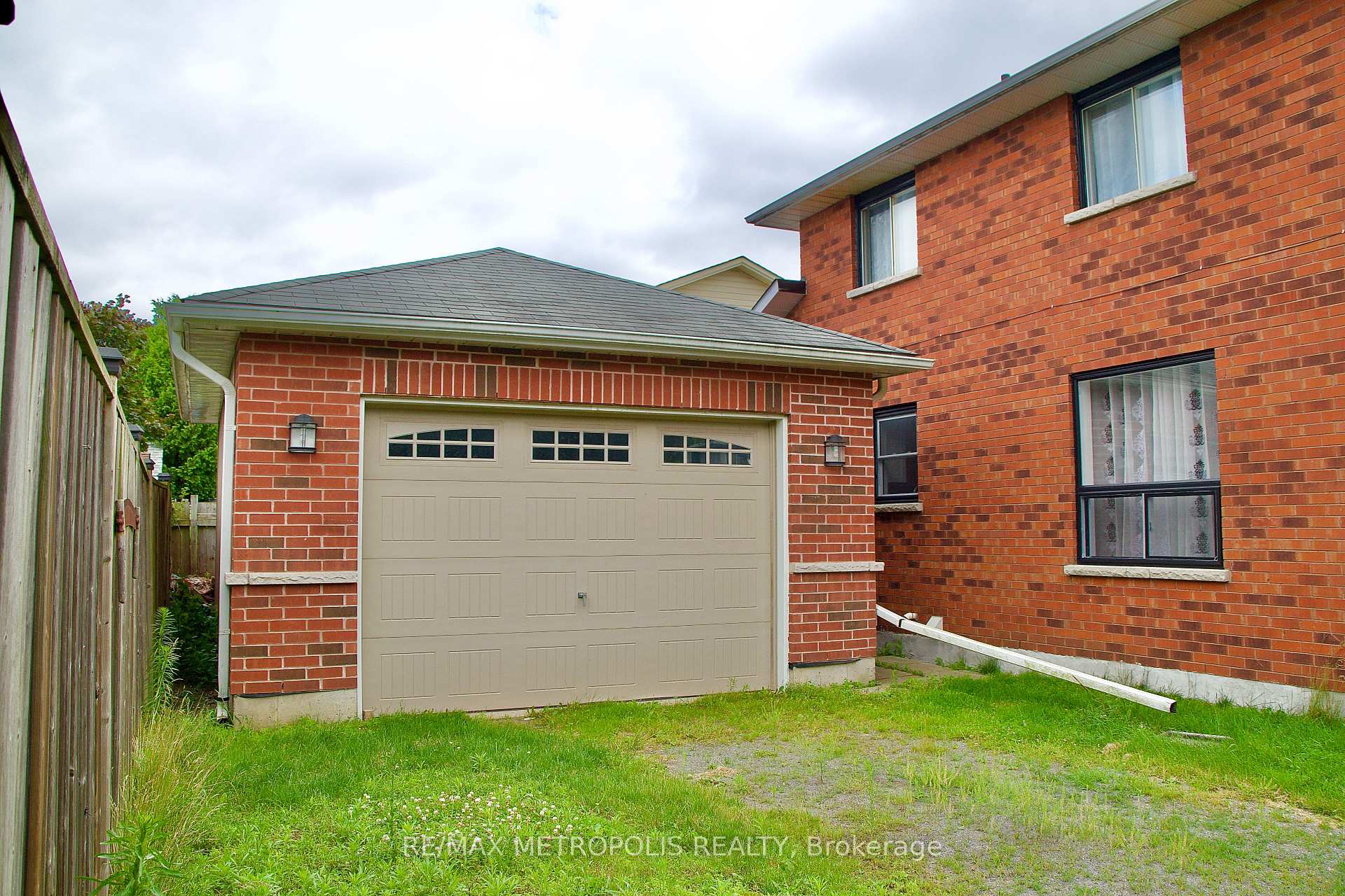 Photo 4 of 1405 Manitou Drive, Oshawa, Samac — HOMEH