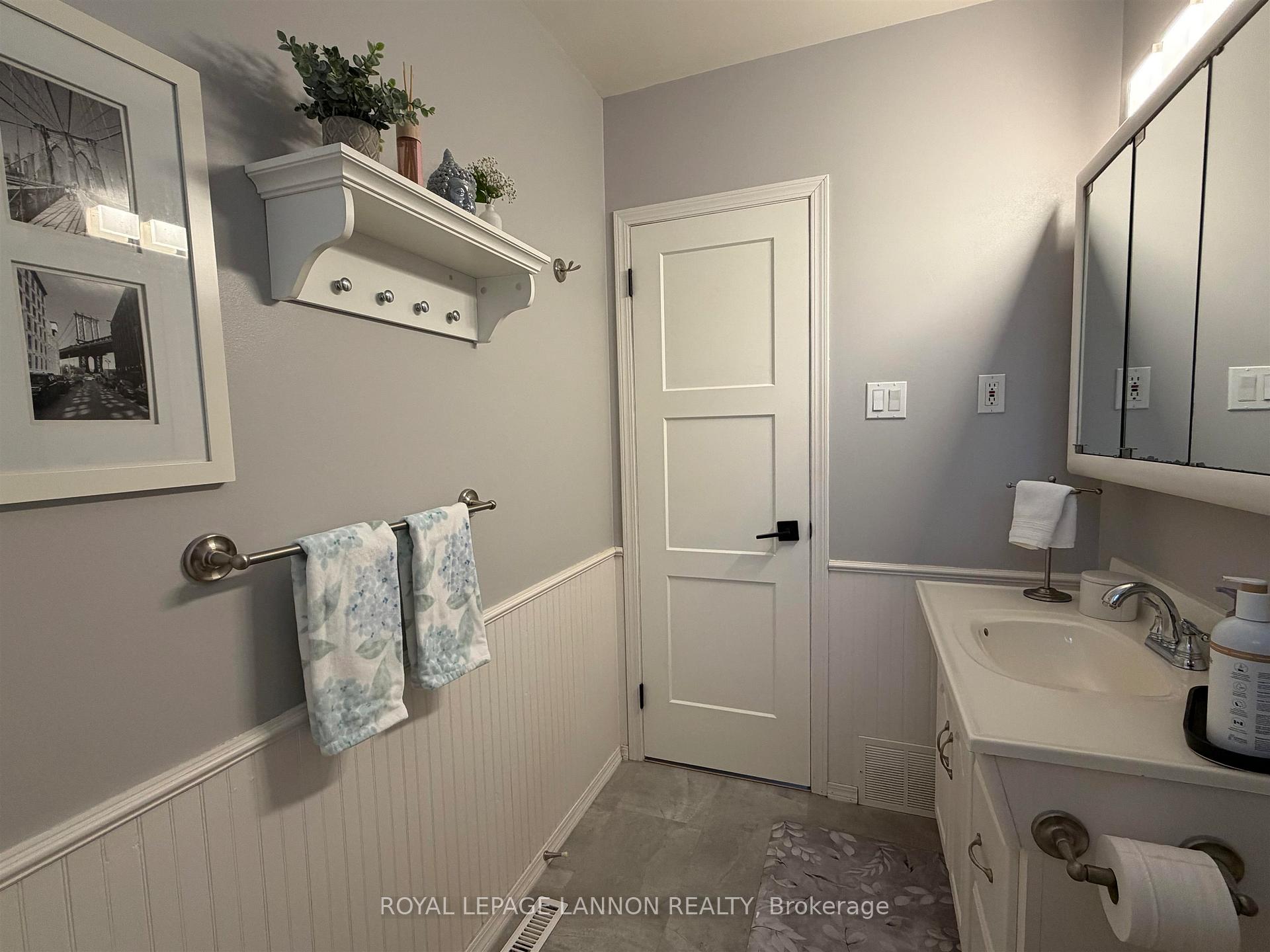 Photo 8 of 221 Cedar Avenue, Thunder Bay, Forest Park — HOMEH