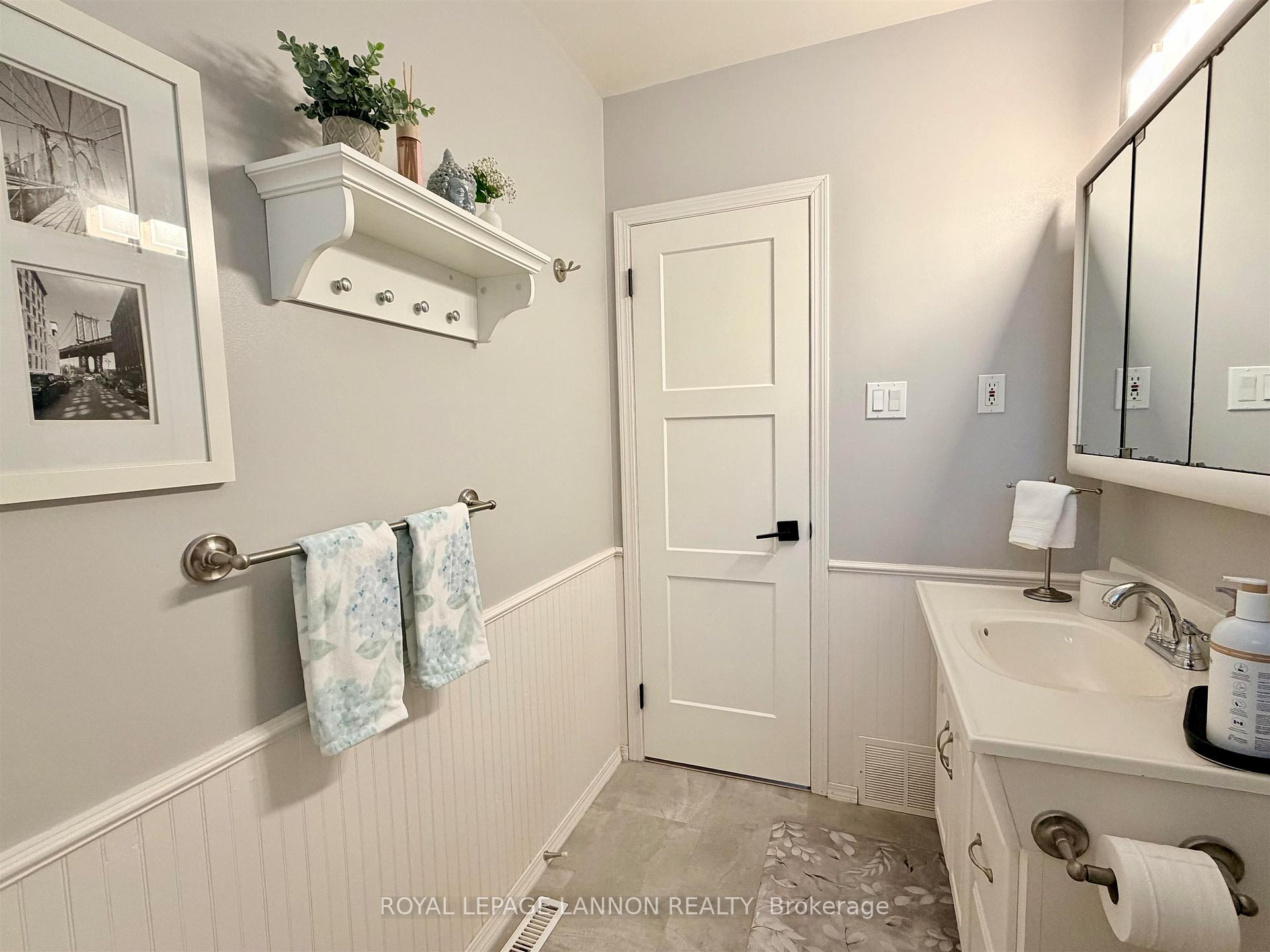 Photo 19 of 221 Cedar Avenue, Thunder Bay, Forest Park — HOMEH
