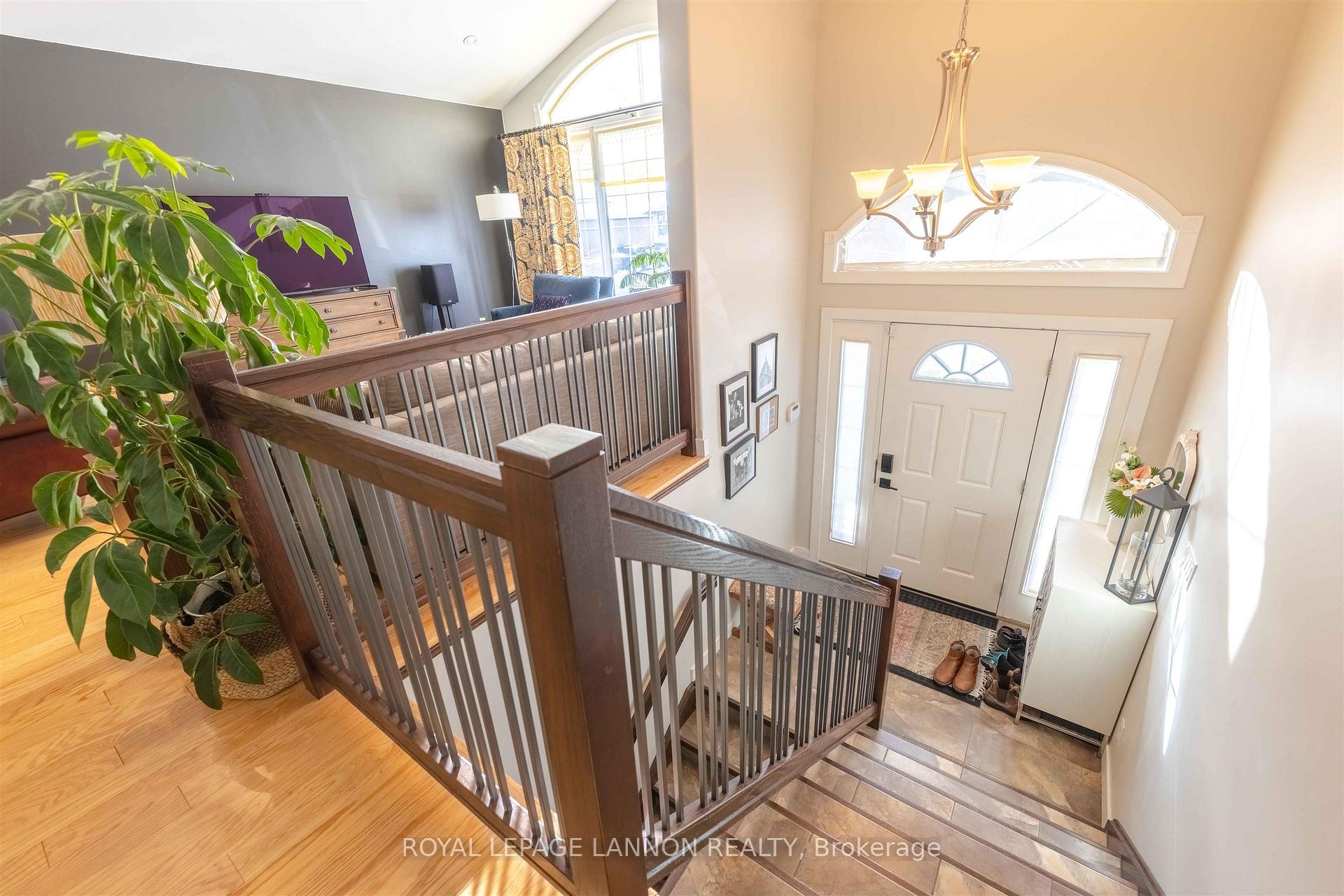 Photo 2 of 160 Cougar Crs, Thunder Bay, Parkdale — HOMEH