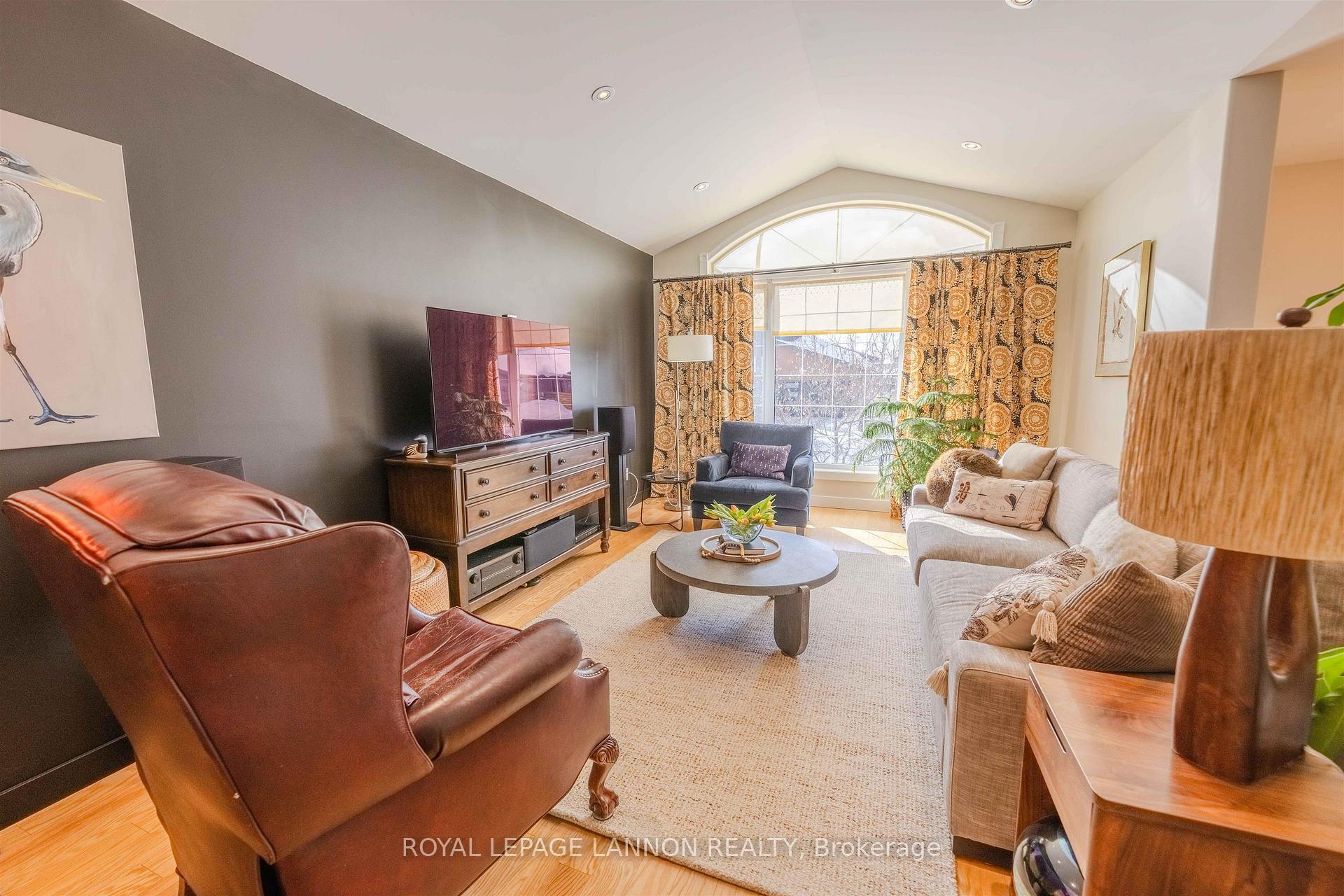 Photo 3 of 160 Cougar Crs, Thunder Bay, Parkdale — HOMEH
