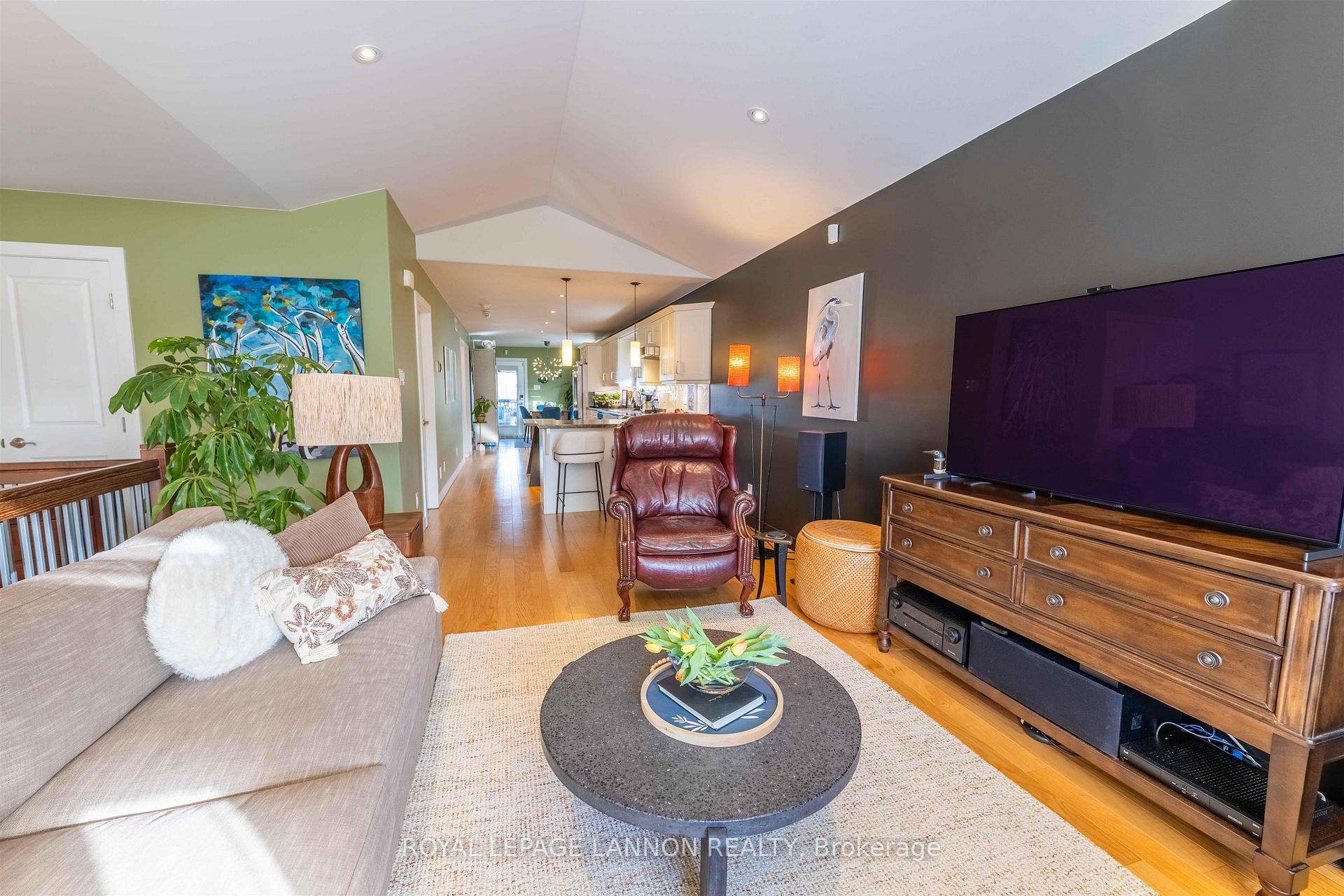 Photo 4 of 160 Cougar Crs, Thunder Bay, Parkdale — HOMEH