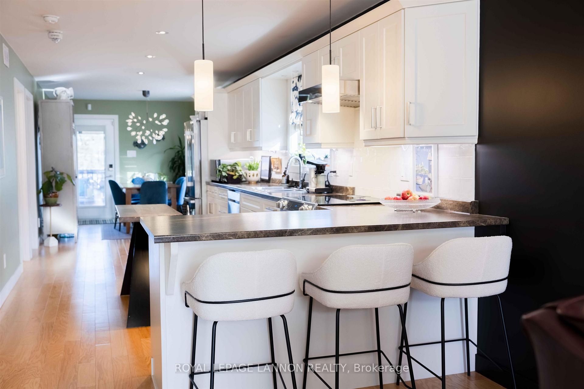 Photo 5 of 160 Cougar Crs, Thunder Bay, Parkdale — HOMEH