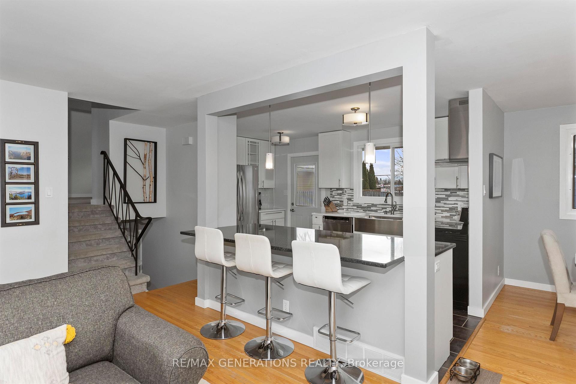 Photo 4 of 528 Riverview Drive, Thunder Bay, Edgewater Park — HOMEH