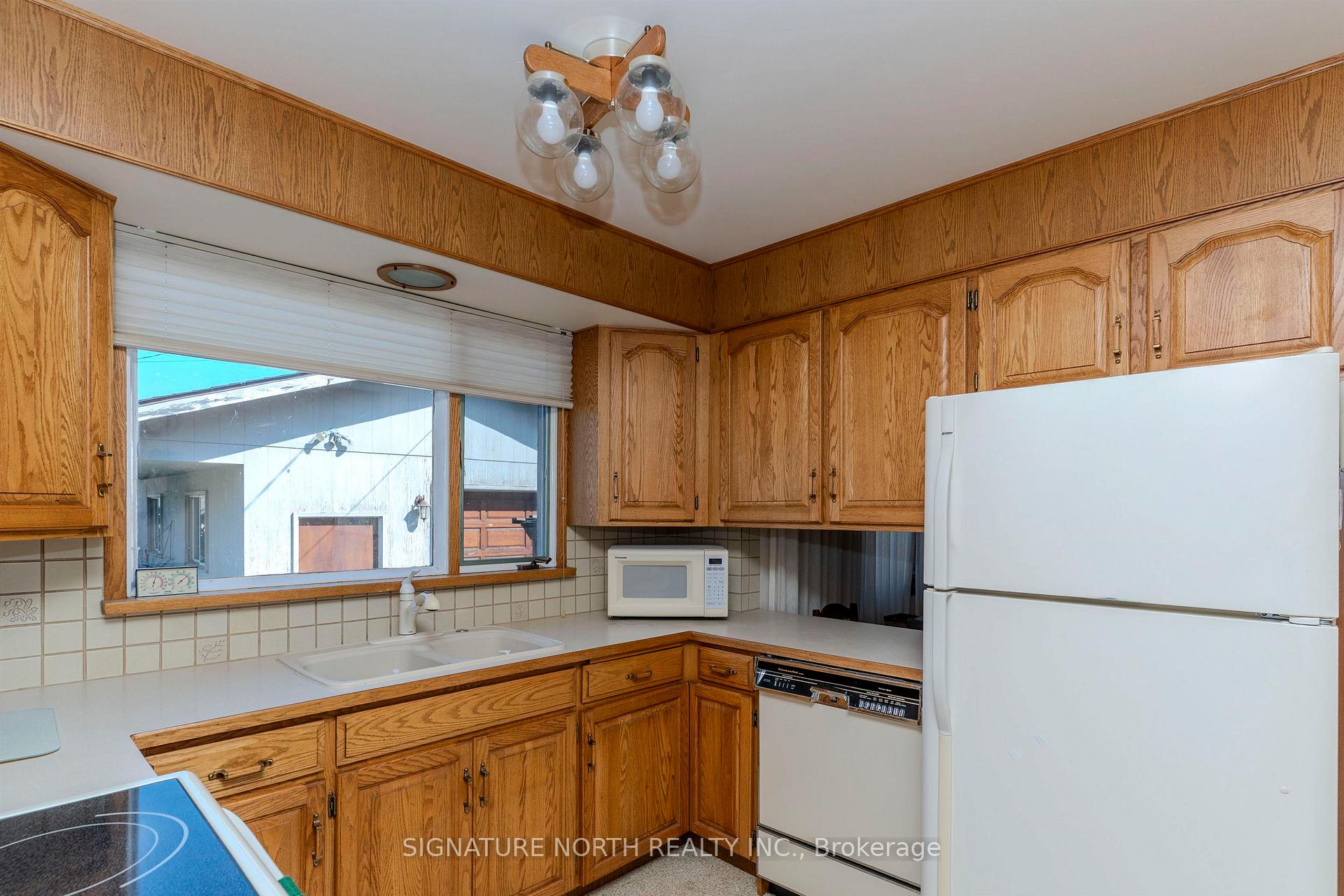 Photo 10 of 441 Donald Street W, Thunder Bay, Edgewater Park — HOMEH
