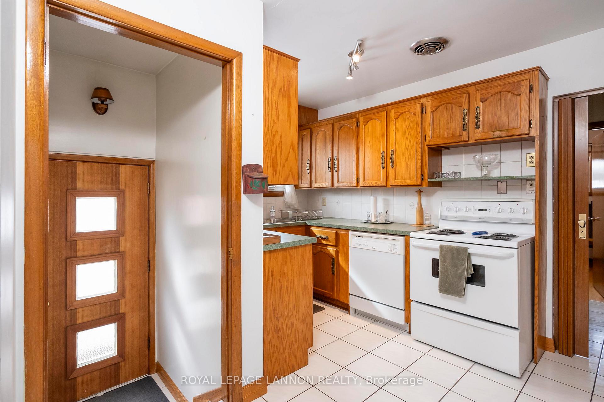 Photo 10 of 1404 Mary St. W, Thunder Bay, Westfort — HOMEH