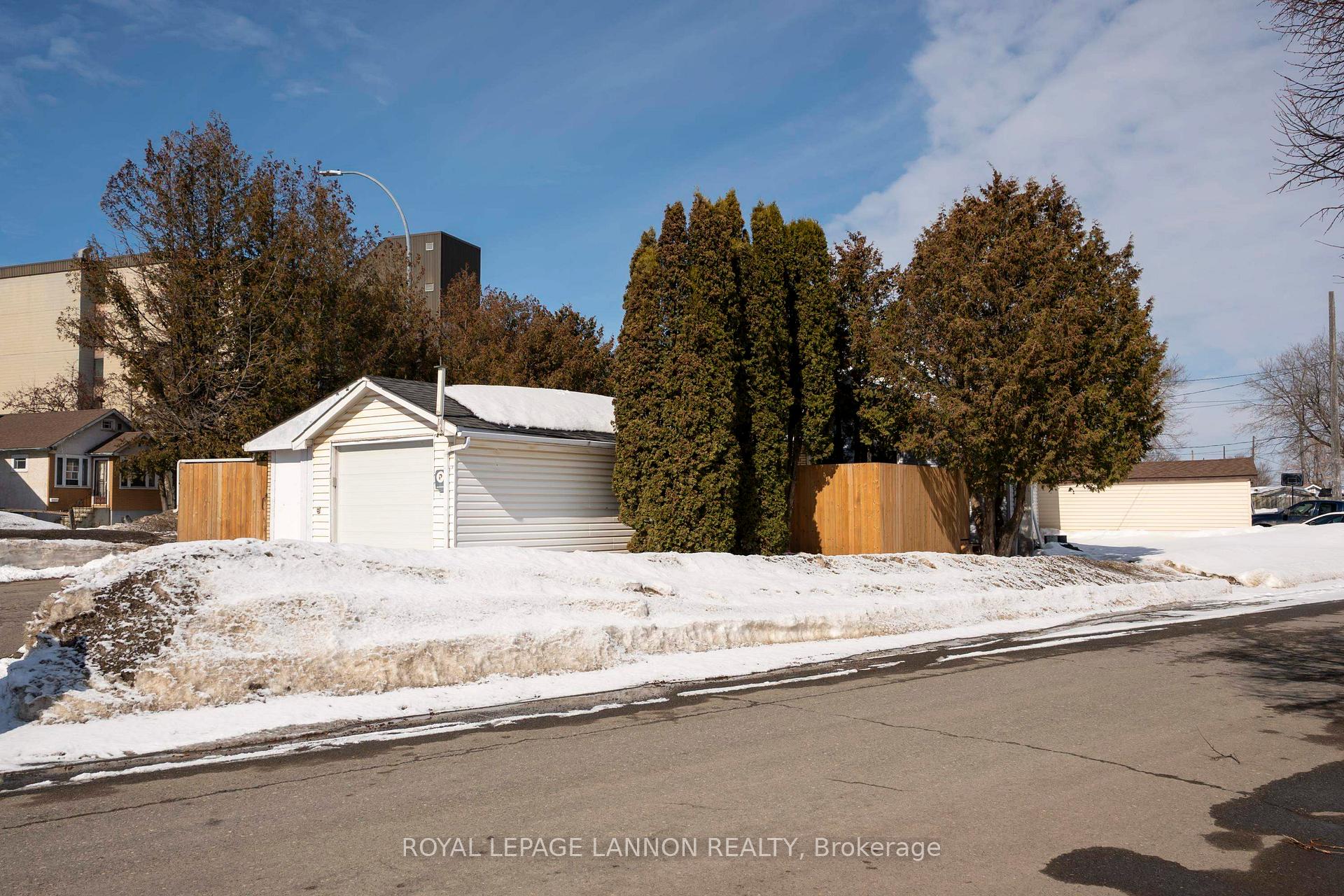 Photo 5 of 916 Simpson St, Thunder Bay, East End — HOMEH