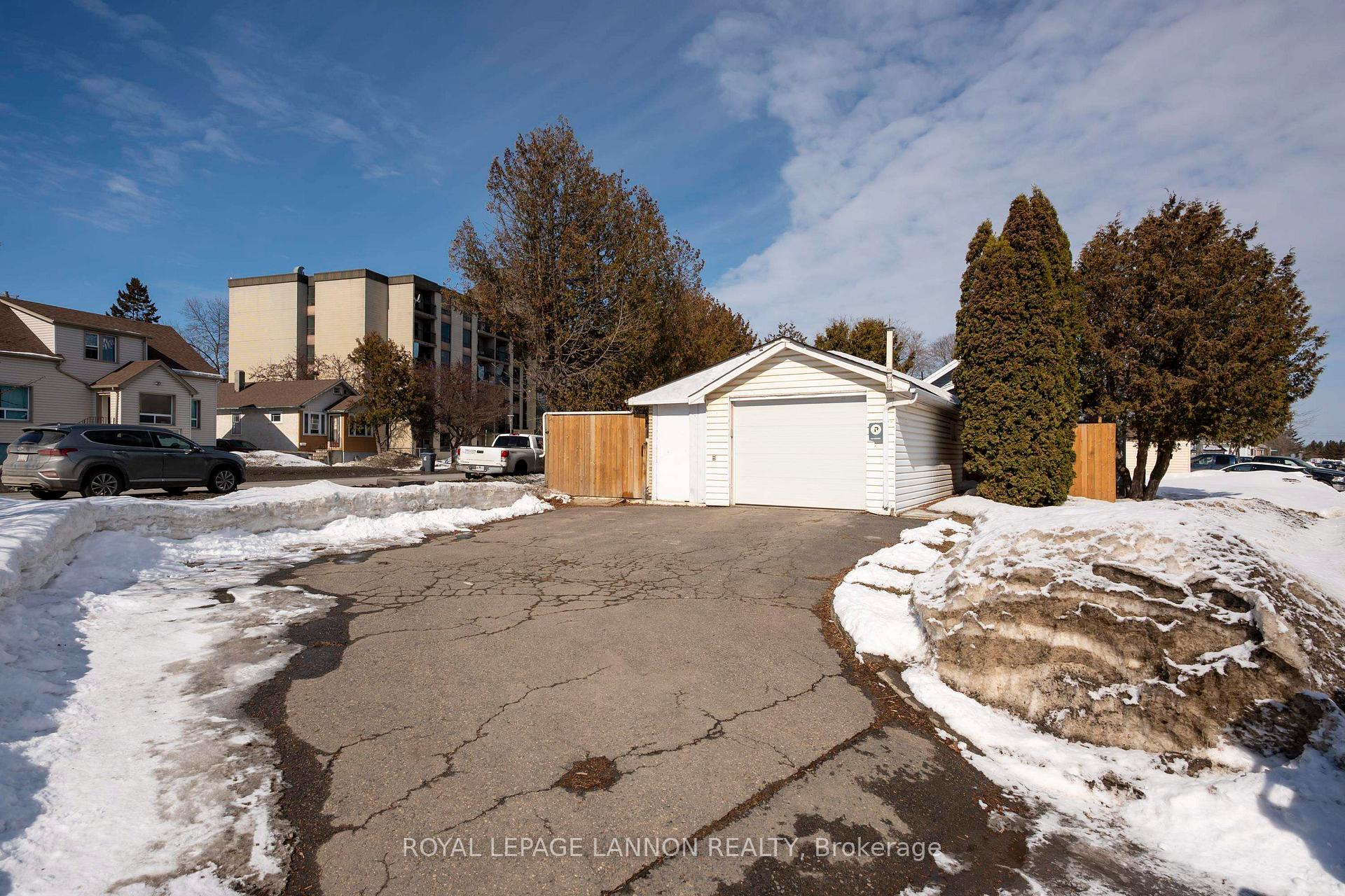 Photo 6 of 916 Simpson St, Thunder Bay, East End — HOMEH