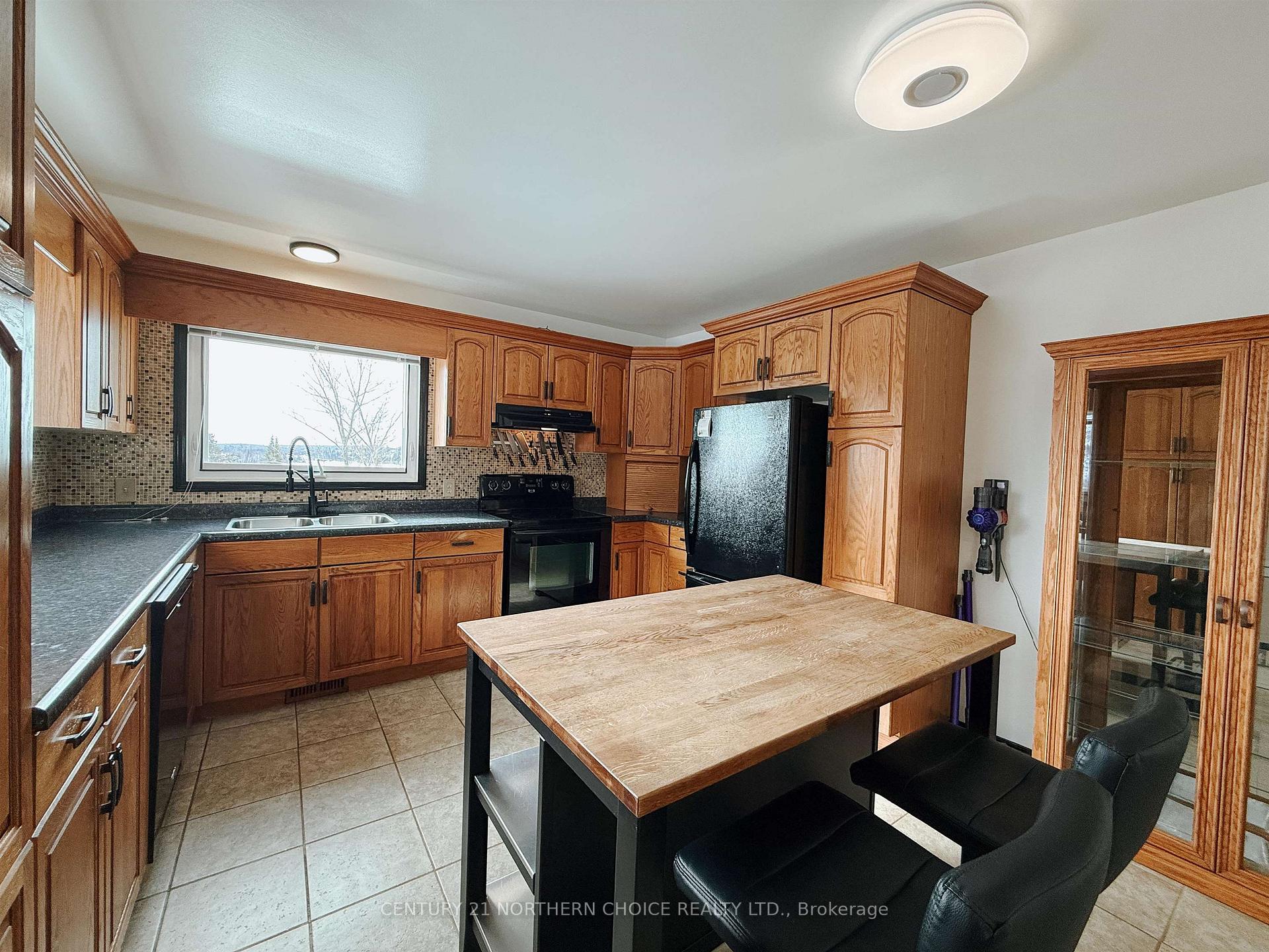 Photo 8 of 1414 Beach Road, Kenora, Keewatin — HOMEH