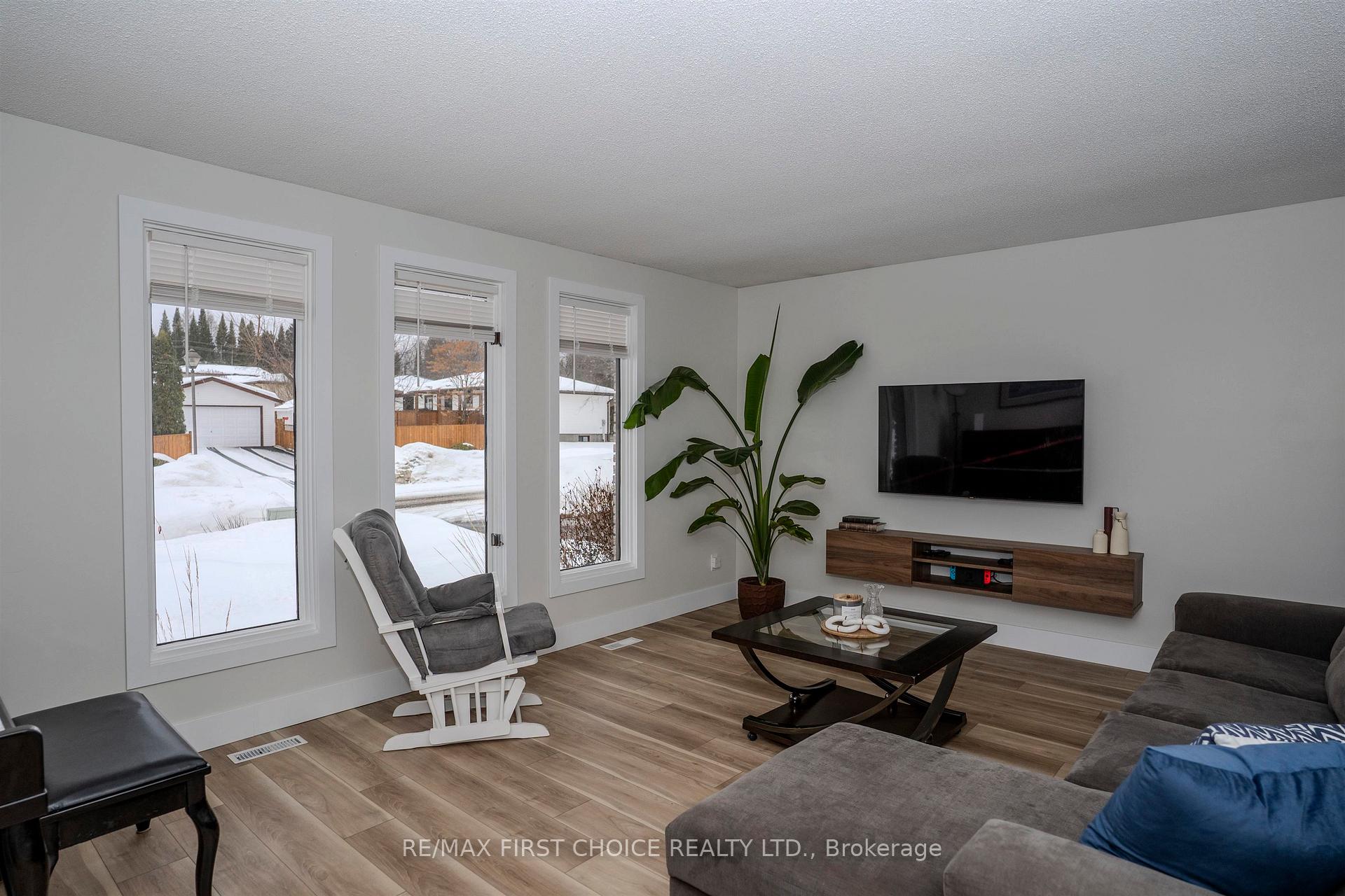 Photo 7 of 232 Downing Street, Thunder Bay, Dawson Heights — HOMEH