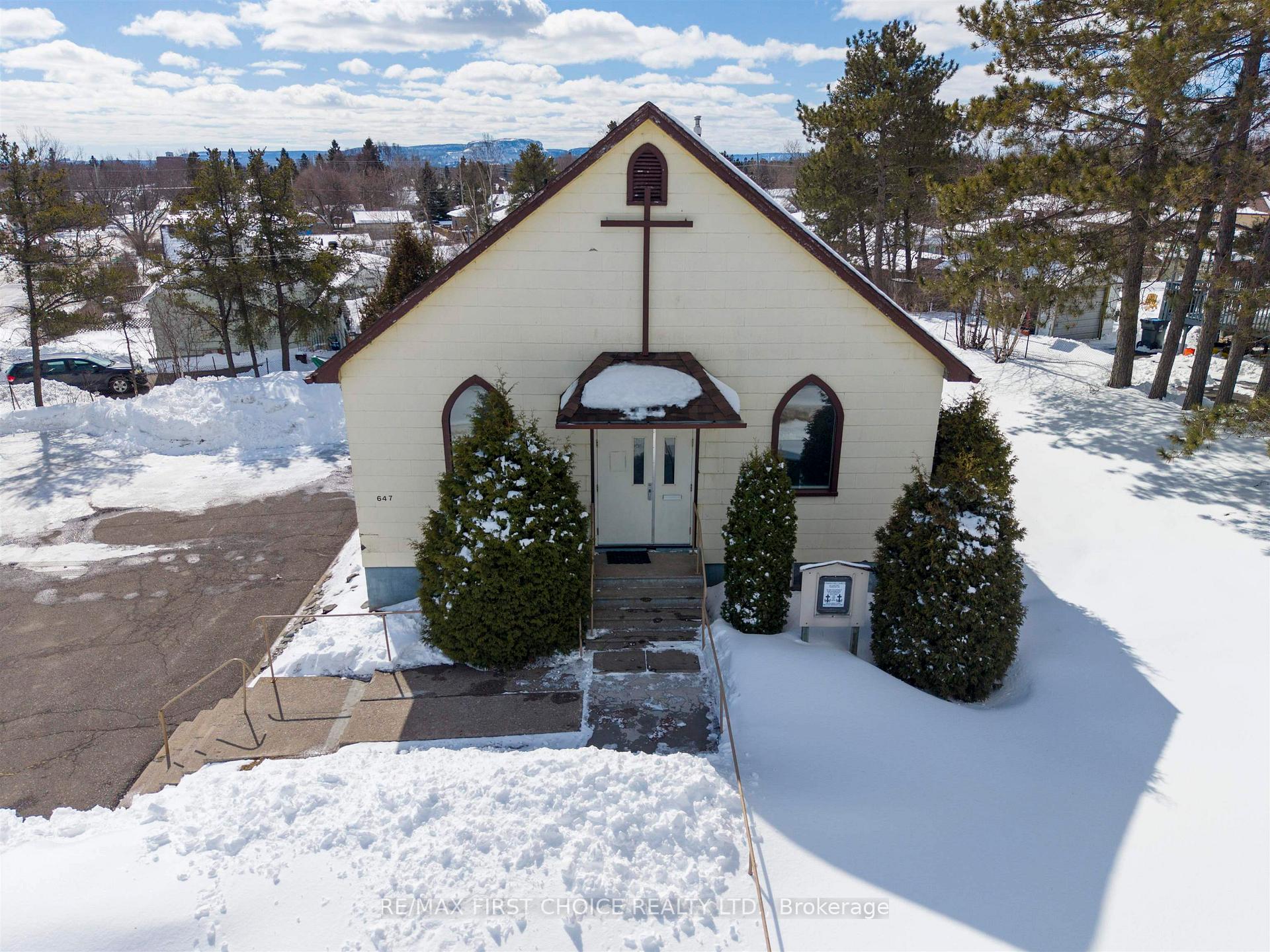 Photo 2 of 647 John Street, Thunder Bay, West End — HOMEH