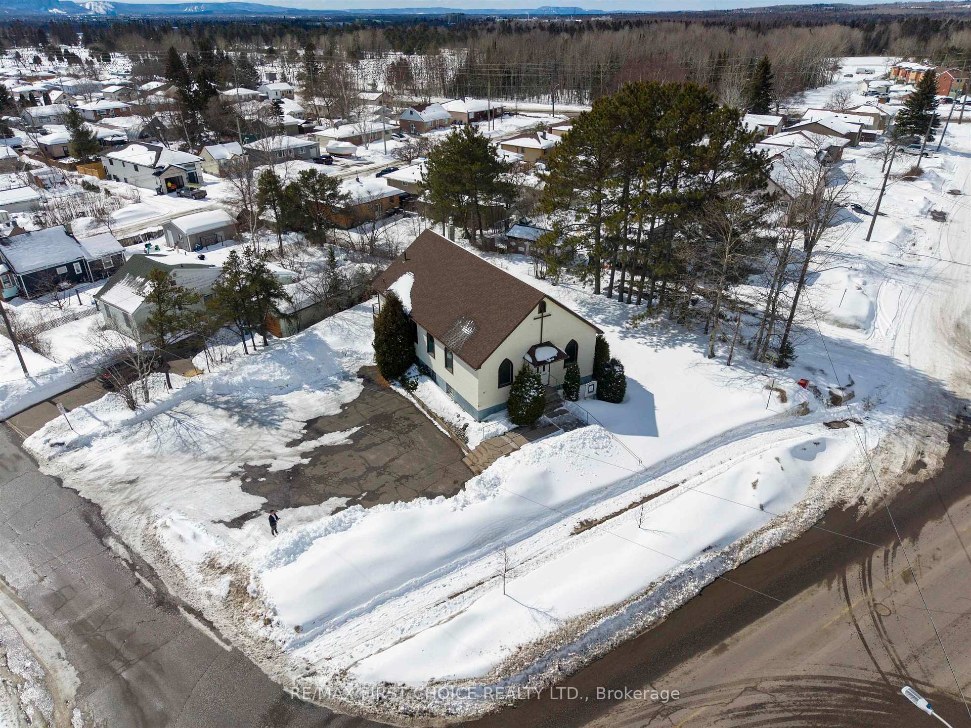 Photo 3 of 647 John Street, Thunder Bay, West End — HOMEH