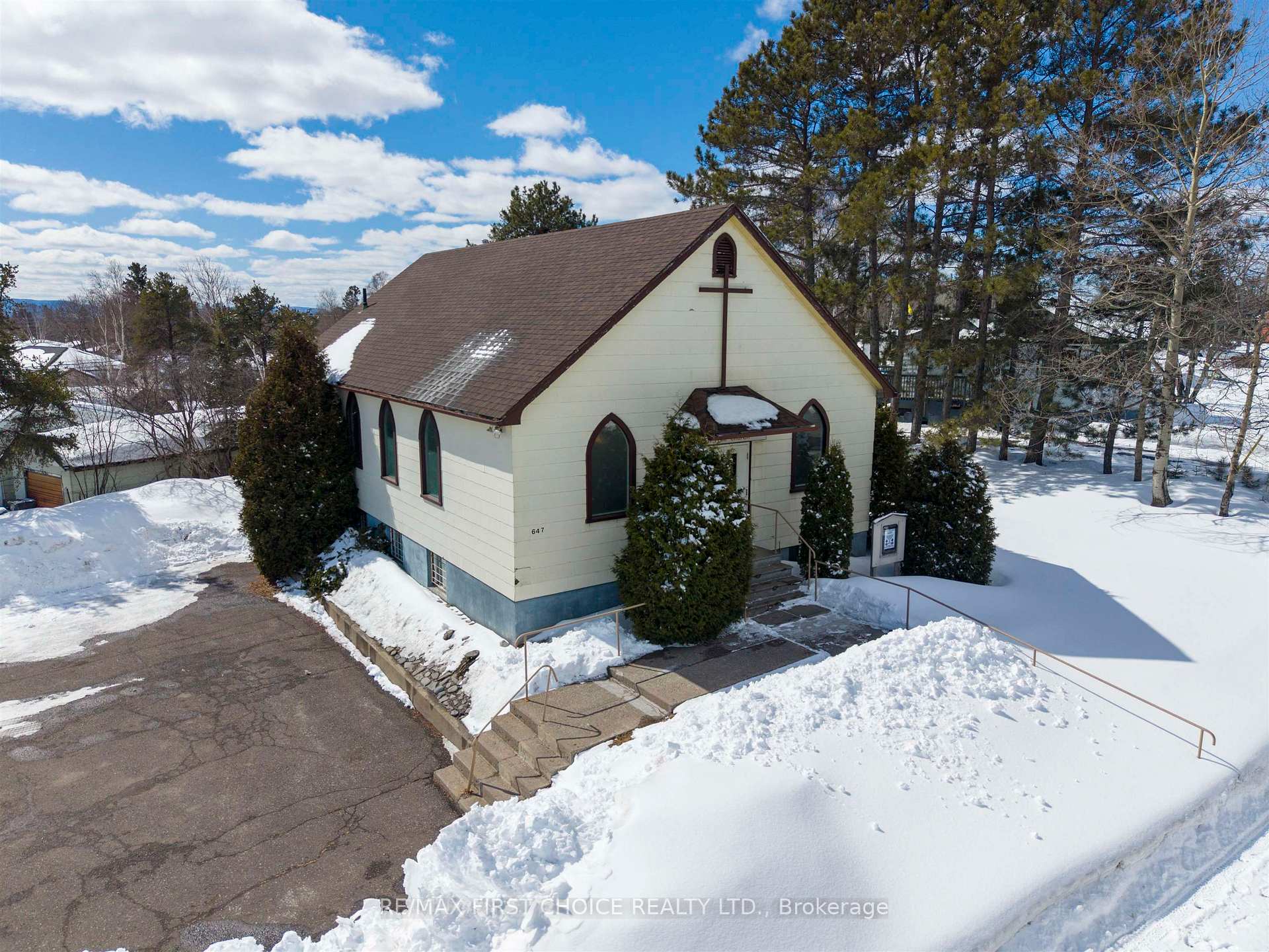 Photo 33 of 647 John Street, Thunder Bay, West End — HOMEH