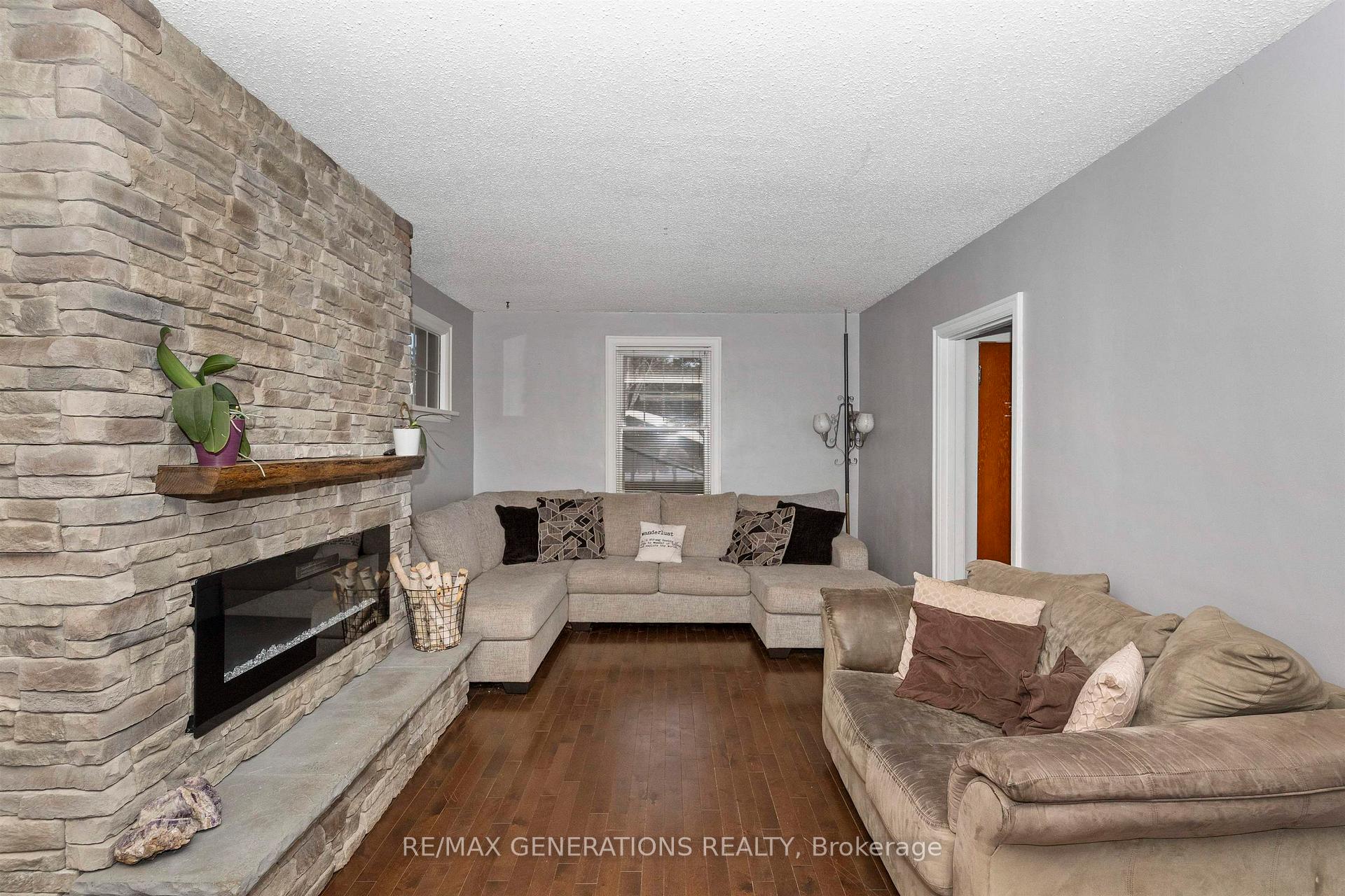 Photo 3 of 1417 Hamilton Avenue, Thunder Bay, Hyde Park — HOMEH