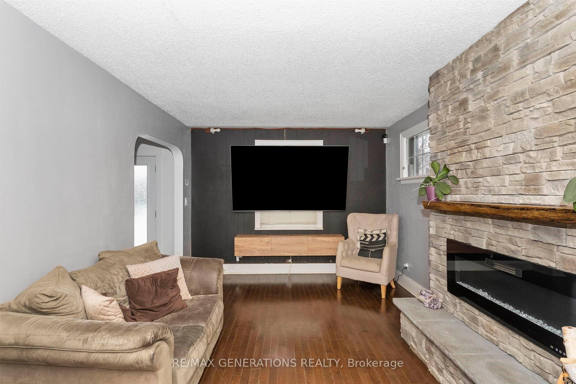 Photo 6 of 1417 Hamilton Avenue, Thunder Bay, Hyde Park — HOMEH