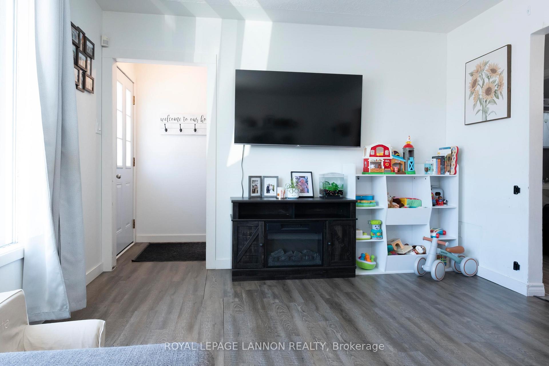 Photo 3 of 131 Carl Avenue, Thunder Bay, John Street North — HOMEH