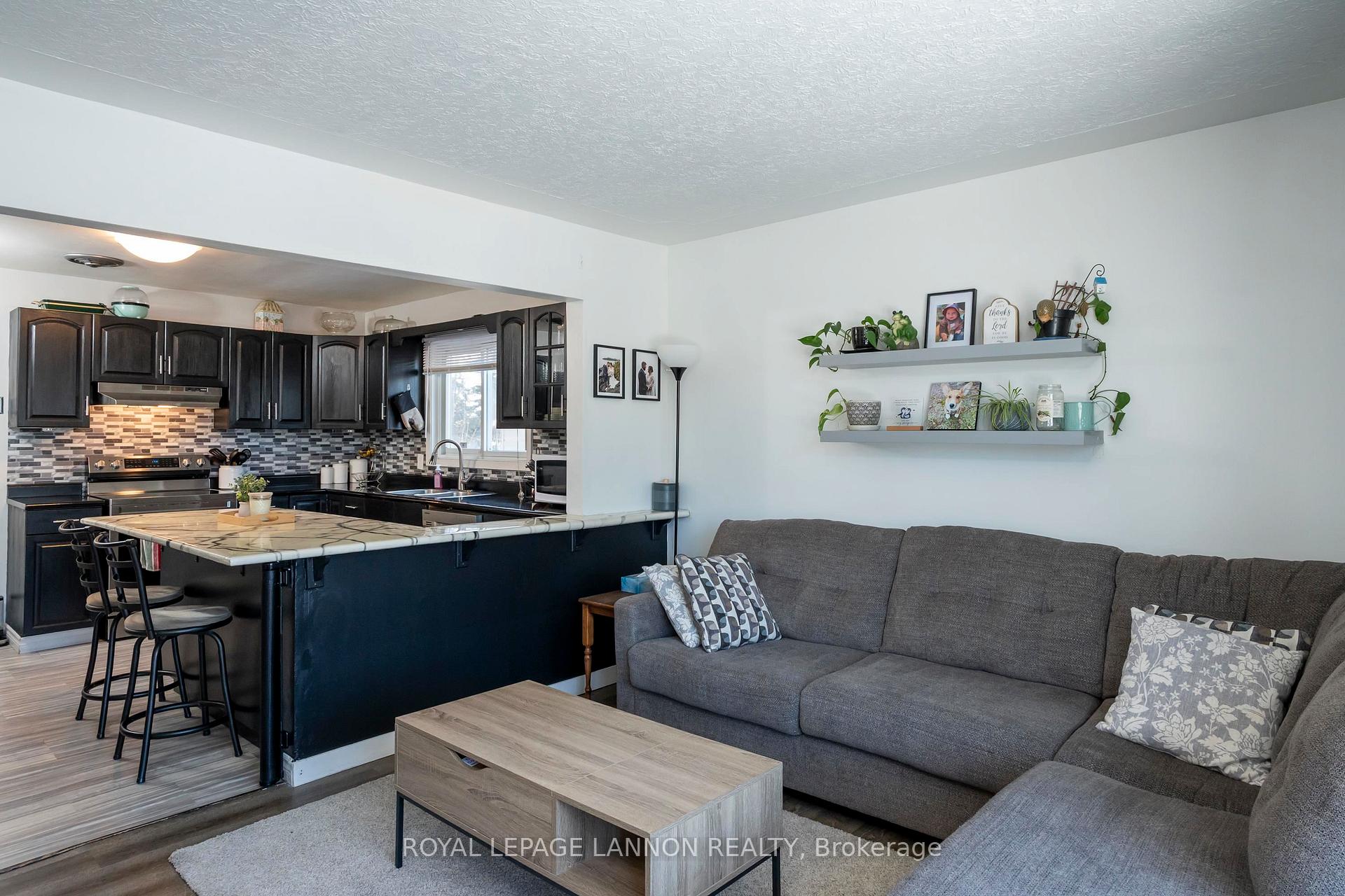 Photo 4 of 131 Carl Avenue, Thunder Bay, John Street North — HOMEH