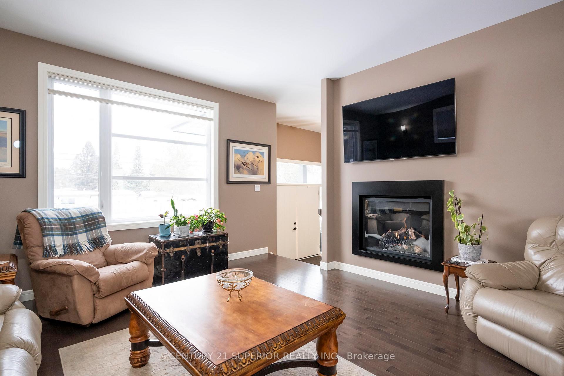 Photo 7 of 1944 Rosslyn Road, Thunder Bay, Rosslyn Road — HOMEH