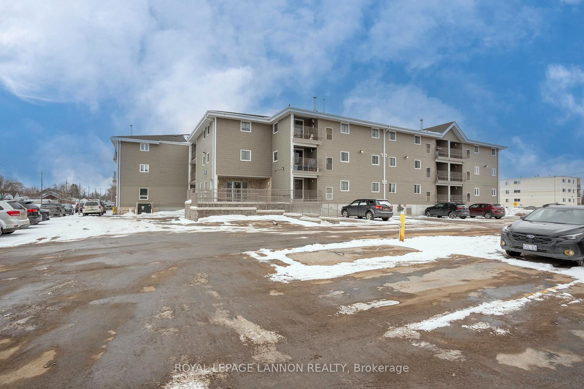 Photo 2 of Unit #304, 1703 Victoria Avenue E, Thunder Bay, McKeller Park — HOMEH